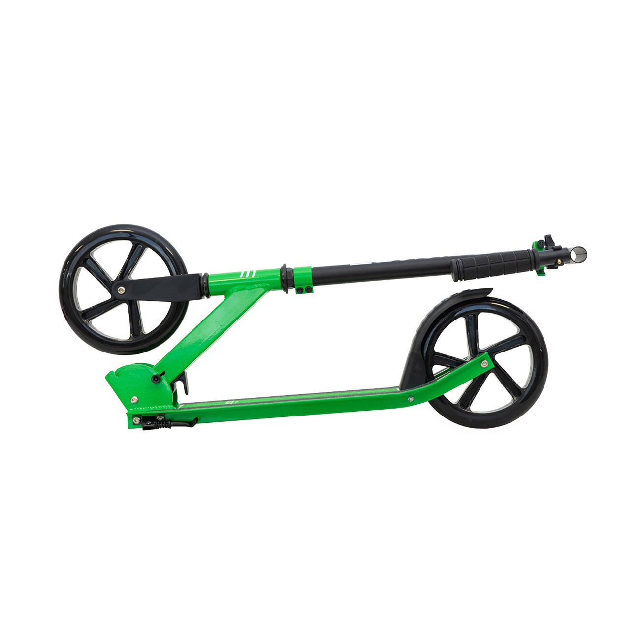 Un patinete verde plegado, sobre una superficie blanca, listo para guardar.