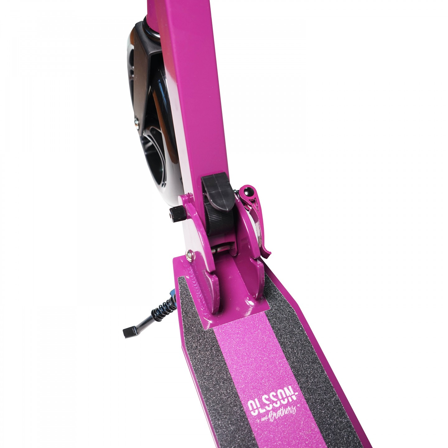 Primer plano de un patinete rosa Olsson & Brothers, que muestra el mecanismo plegable y la plataforma.