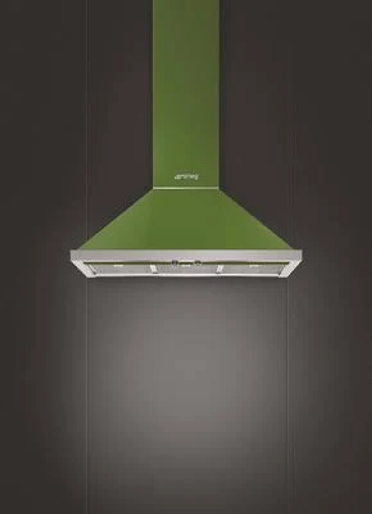 Una cappa Smeg verde su un muro grigio.