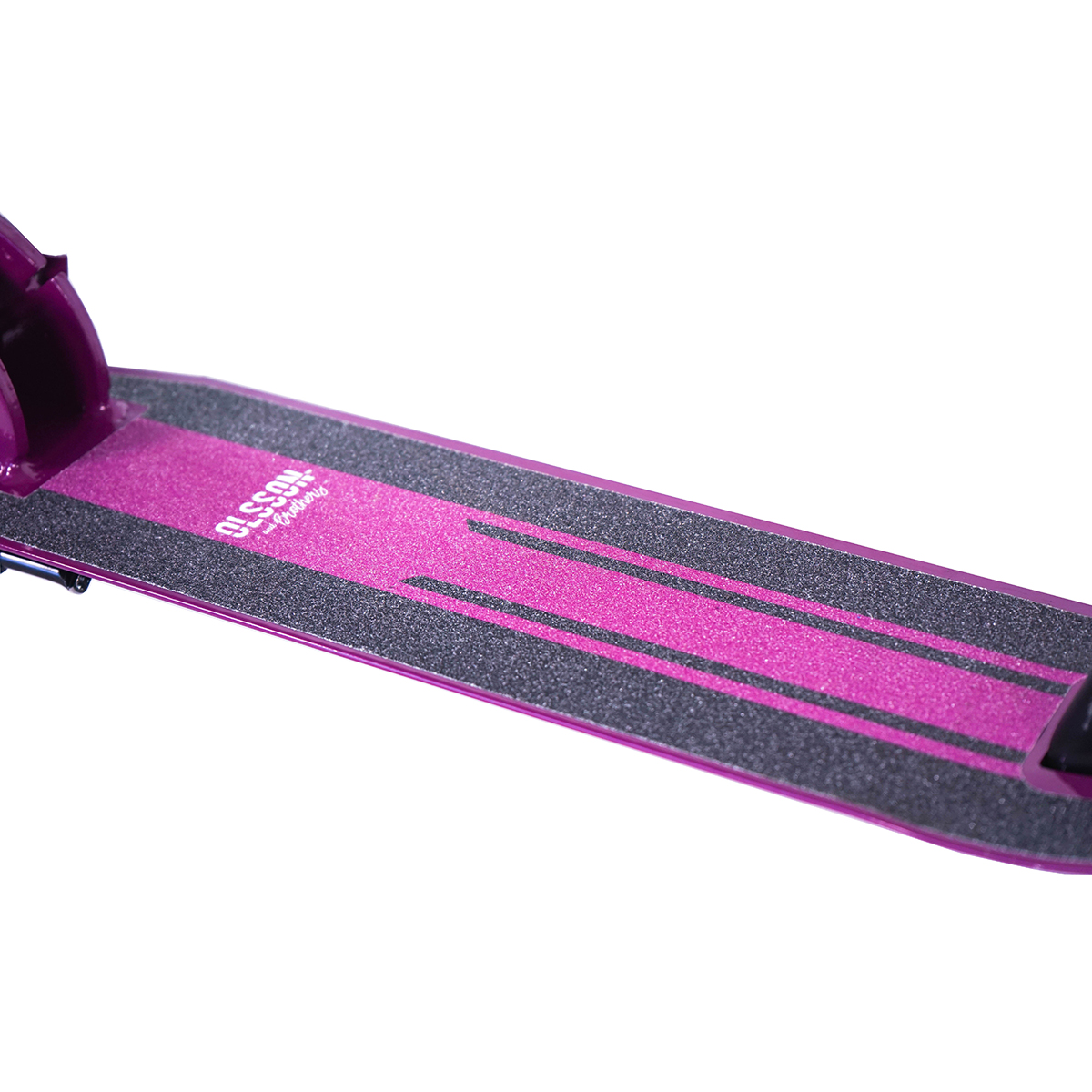 Primer plano de la plataforma de un patinete morado y negro con la marca Olsson.