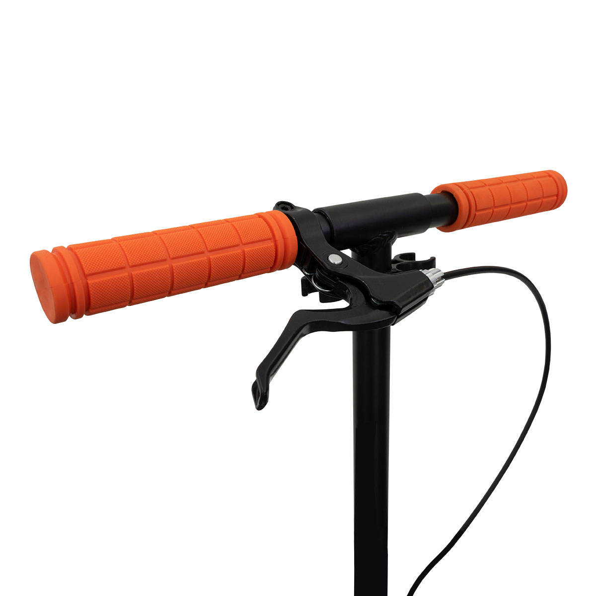 Primer plano del manillar del patinete con empuñaduras naranjas, palanca de freno negra y poste negro.
