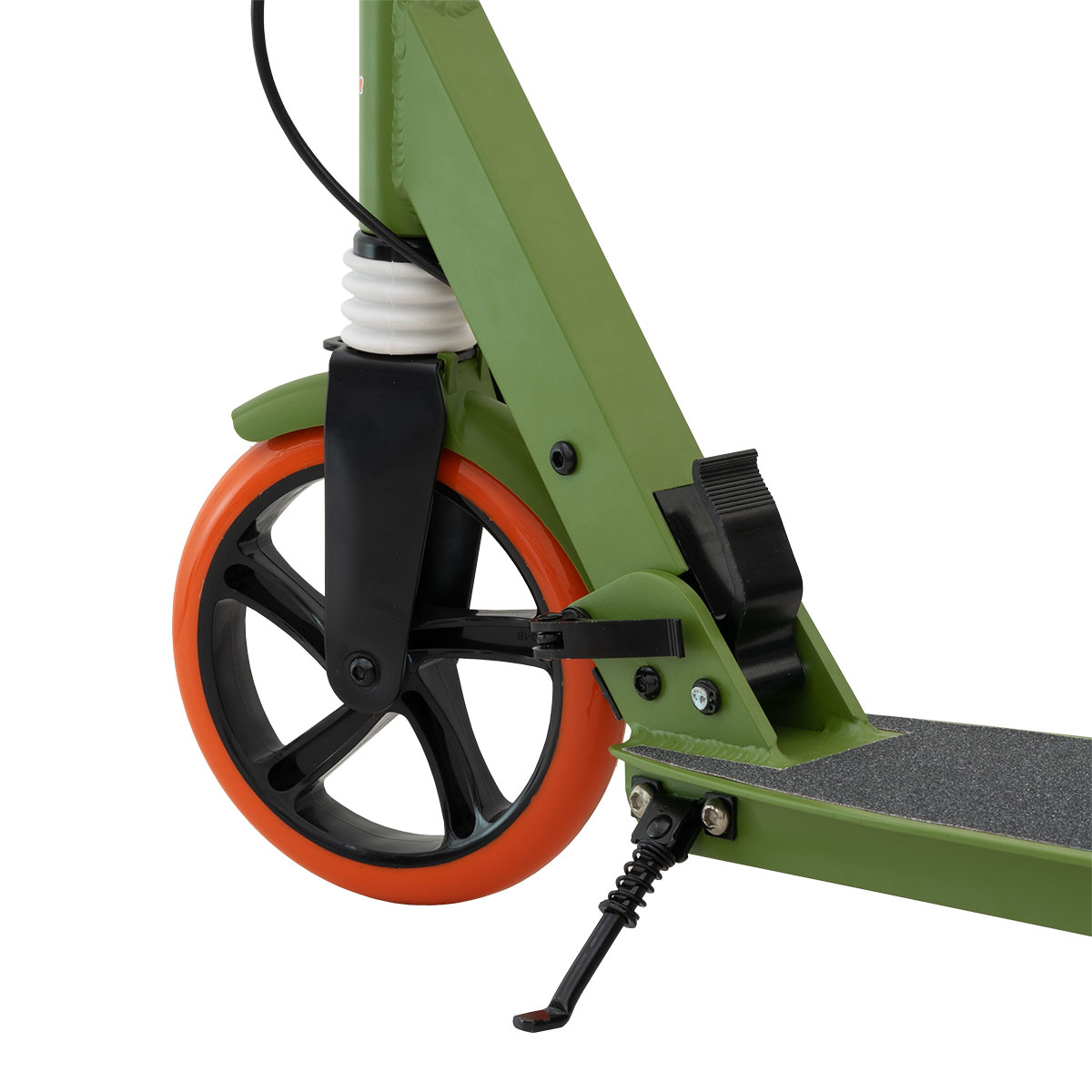 Primer plano de la rueda y el freno del patinete. Muestra la rueda naranja y el marco verde.