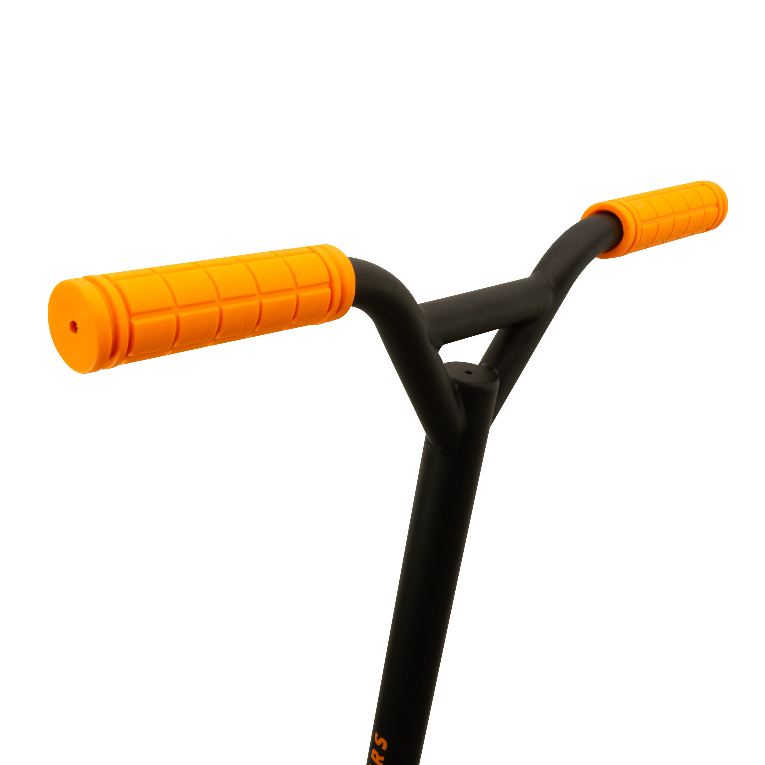 Primer plano del manillar de un patinete. El manillar es negro, con empuñaduras de goma naranja brillante.