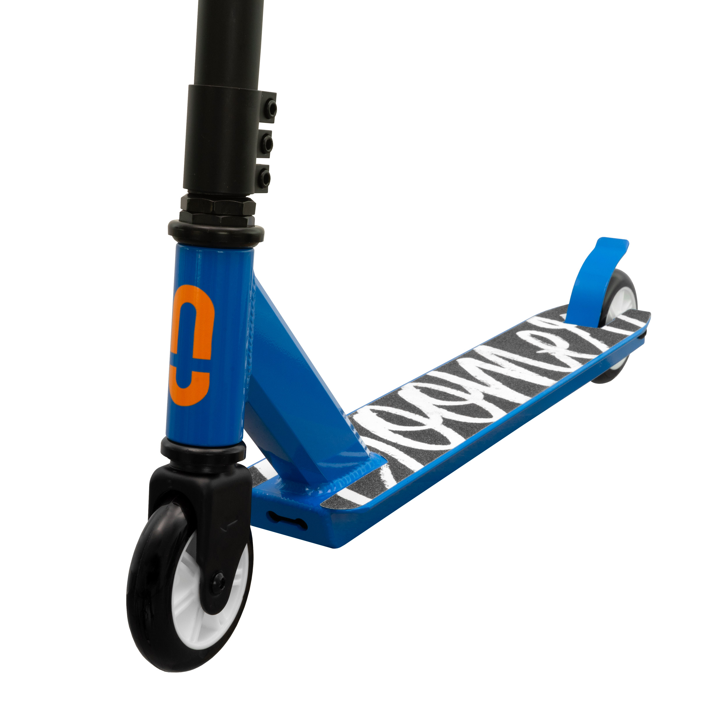 Vista frontal de un patinete azul. Tiene ruedas negras, detalles blancos y un número 9 naranja.