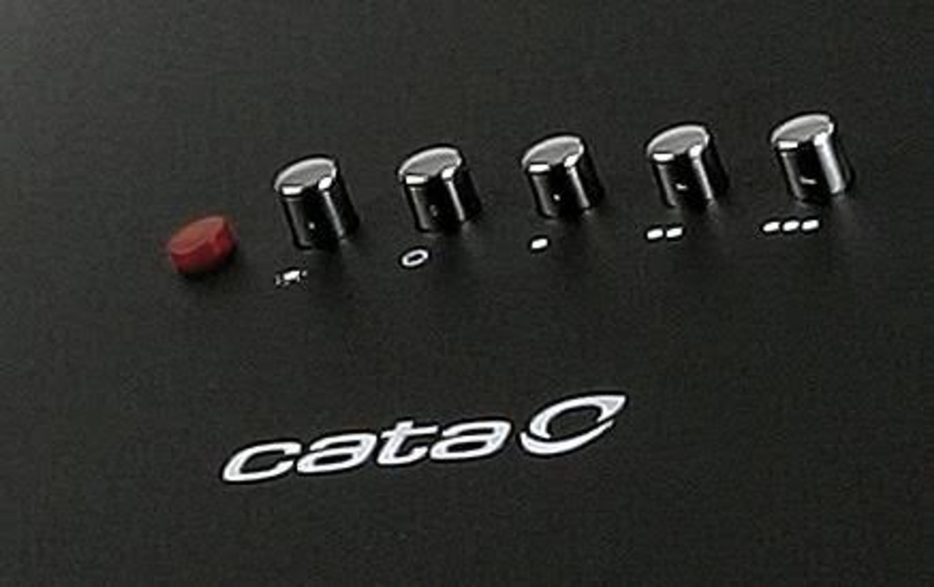 Primo piano del pannello di controllo nero con logo Cata.