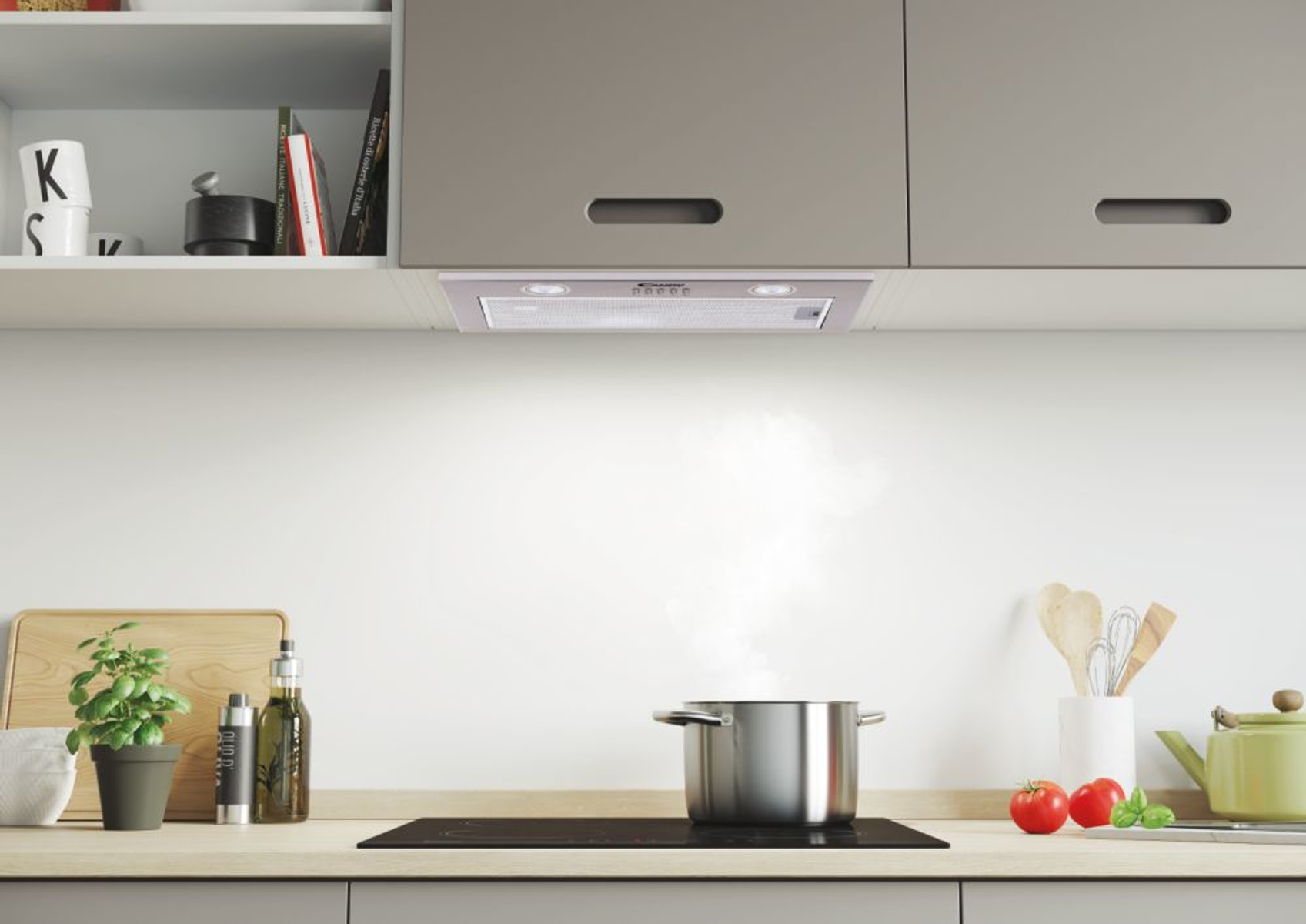 Scena in cucina: pentola in acciaio inox su fornello nero, vapore che sale, con sfondo bianco.