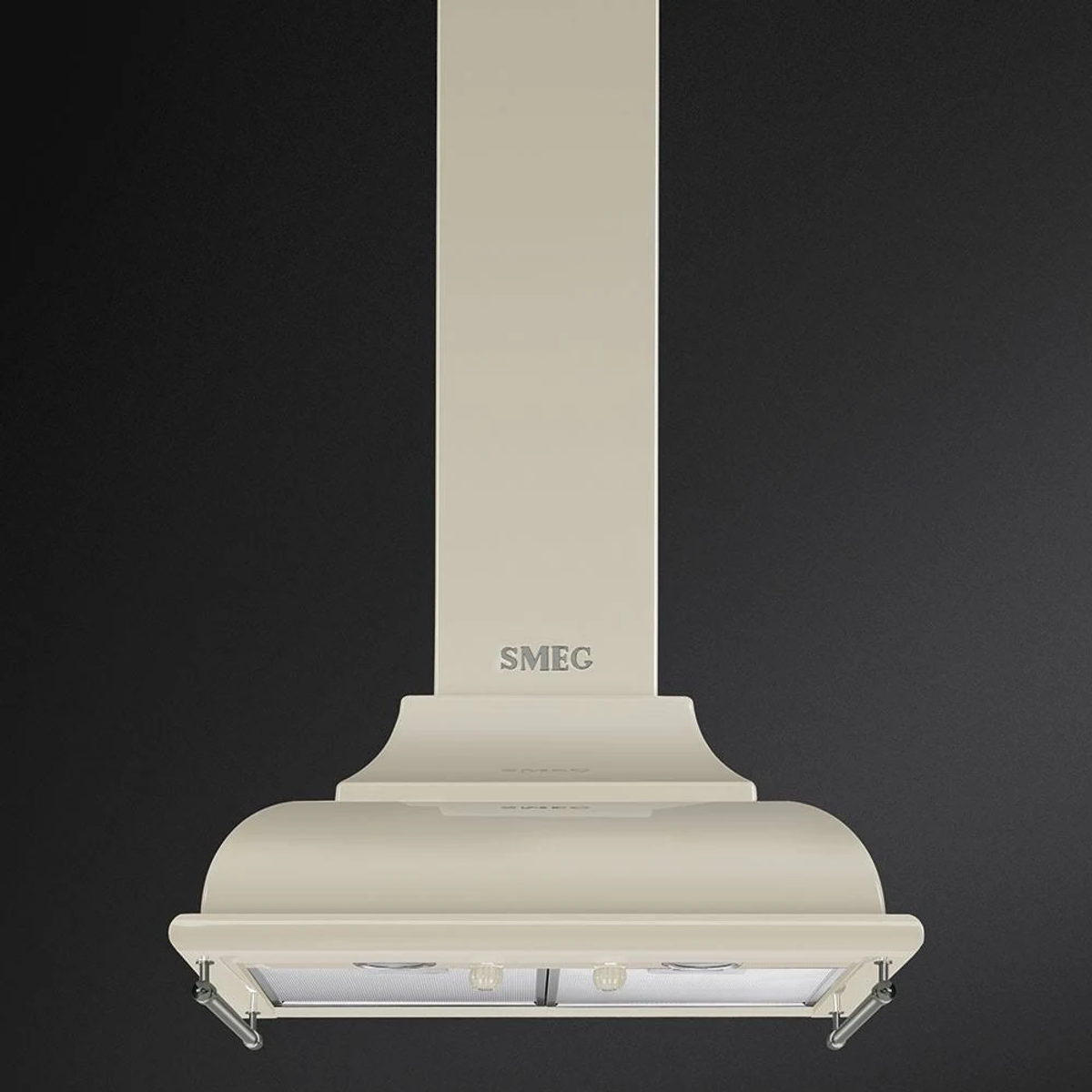 Una campana extractora de cocina color crema con el logo SMEG. Está montada en una pared.