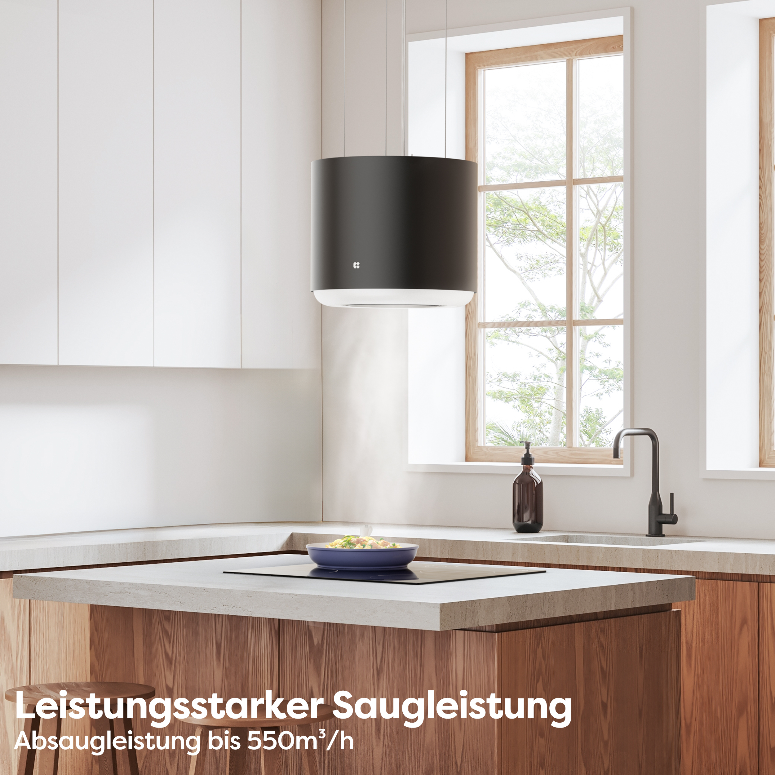 Küche mit schwarzer Dunstabzugshaube und Arbeitsplatte mit Essen. Tageslicht.
