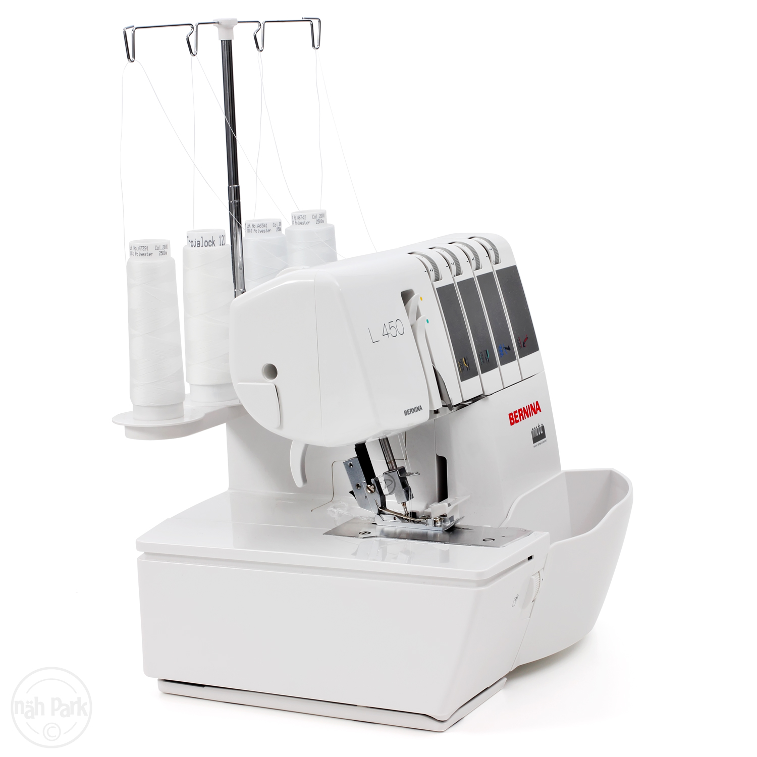Máquina overlock Bernina L 450 blanca con carretes de hilo y fondo blanco.