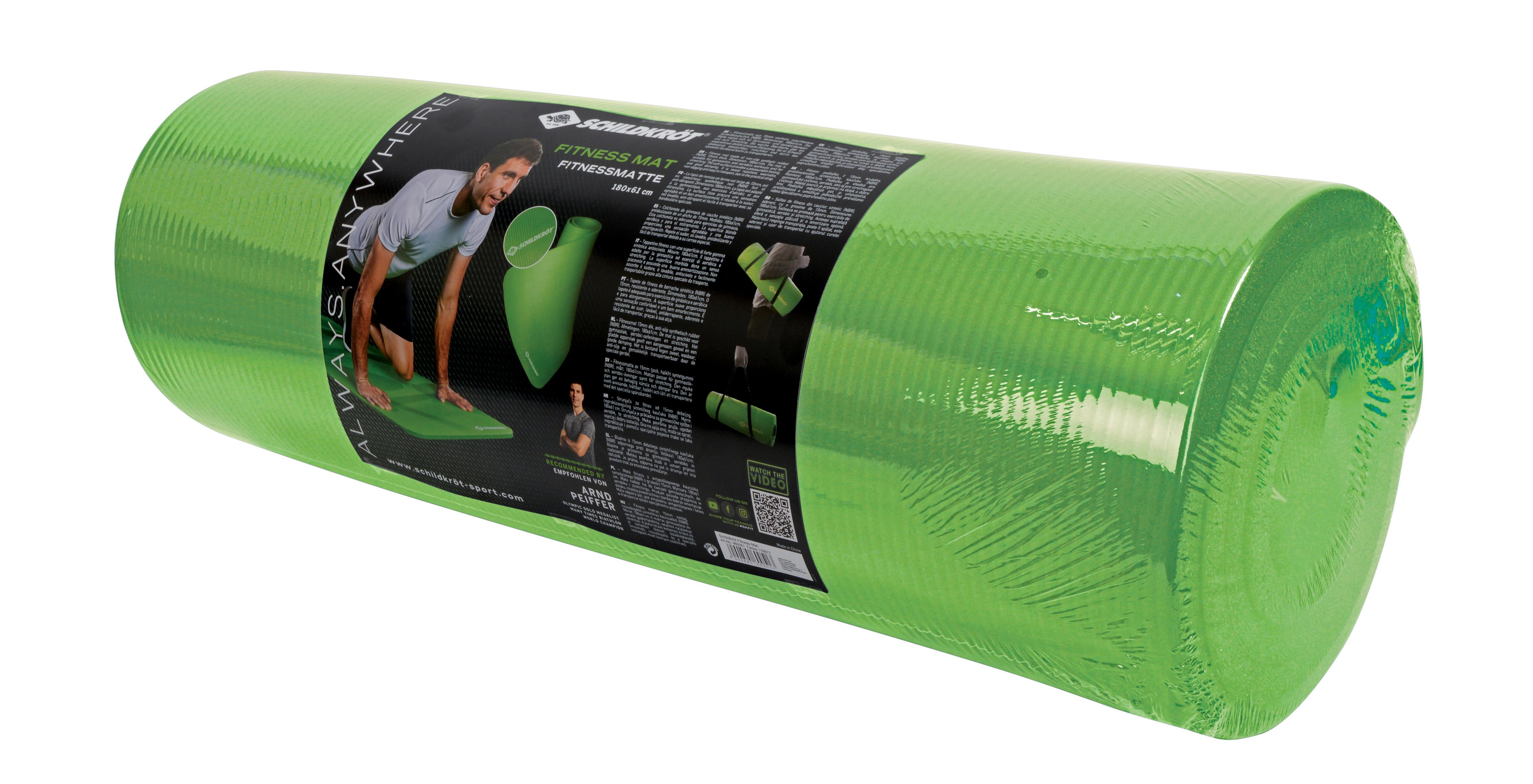 Eine aufgerollte grüne Fitnessmatte in transparenter Kunststoffverpackung, isoliert auf Weiß.