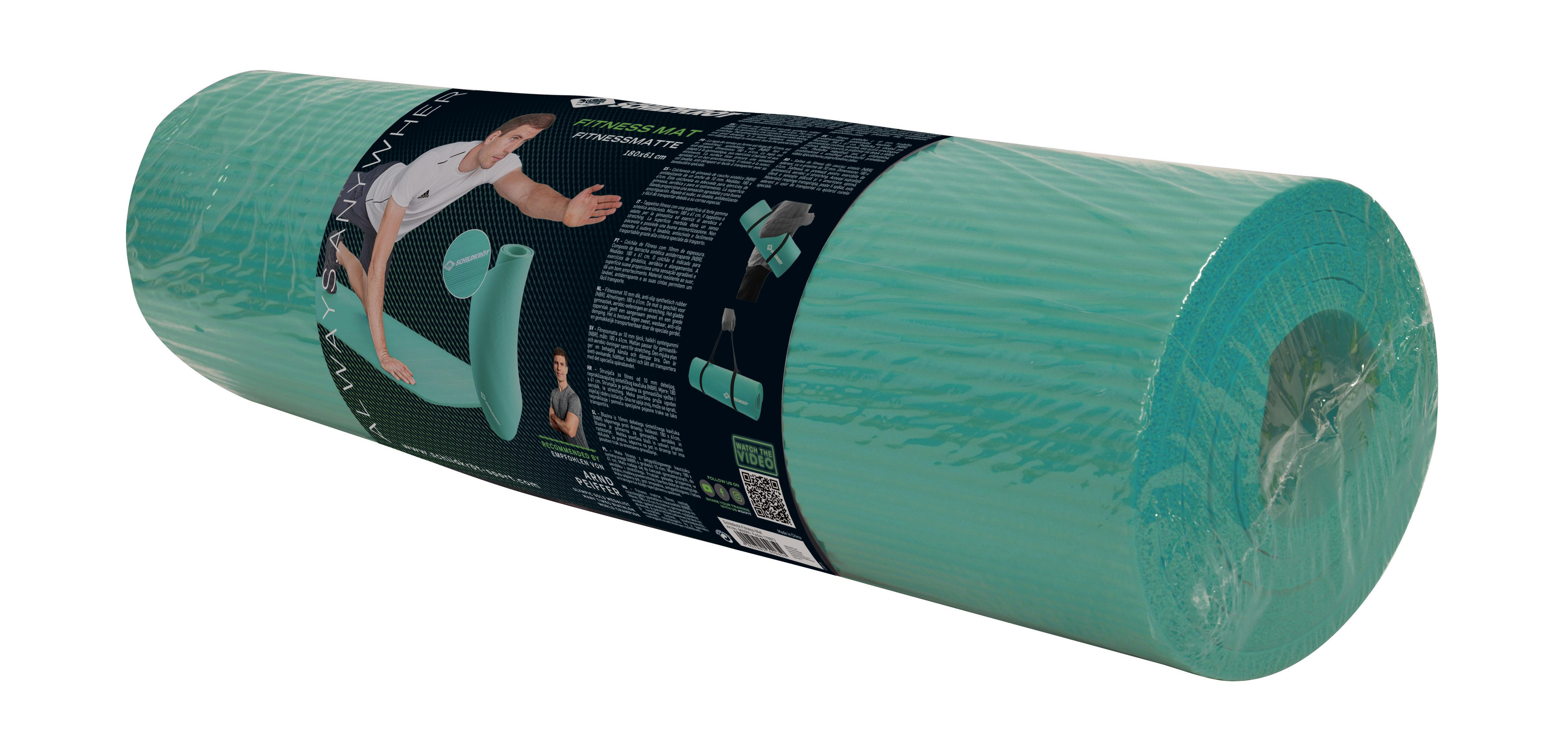 Gerollte türkisfarbene Fitnessmatte in Plastik, weißer Hintergrund mit einem Mann.