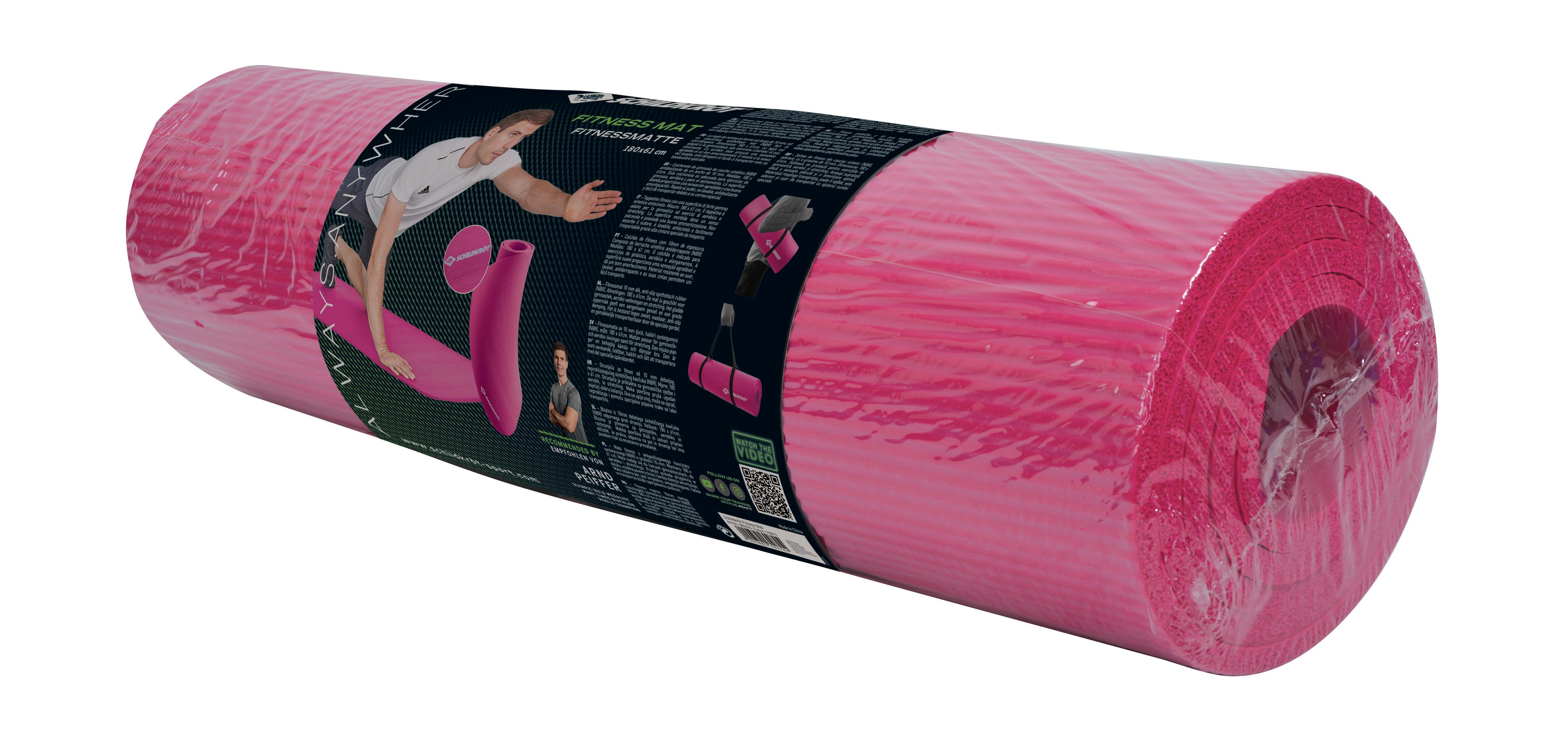 Tapis de fitness rose enroulé. Homme démontrant l'exercice et texte sur l'emballage.