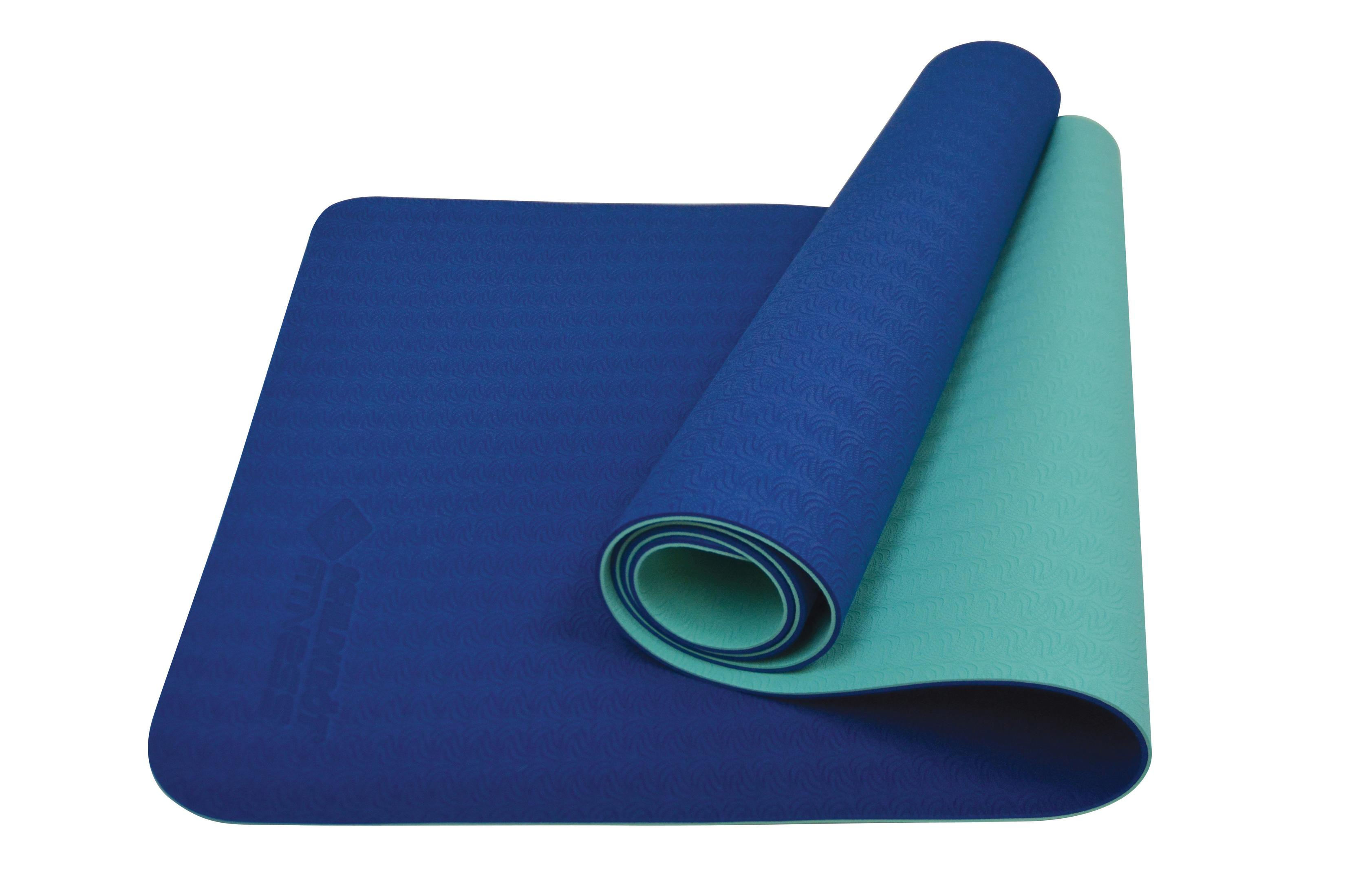 Esterilla de yoga enrollada, azul oscuro arriba, verde claro abajo, parcialmente enrollada.