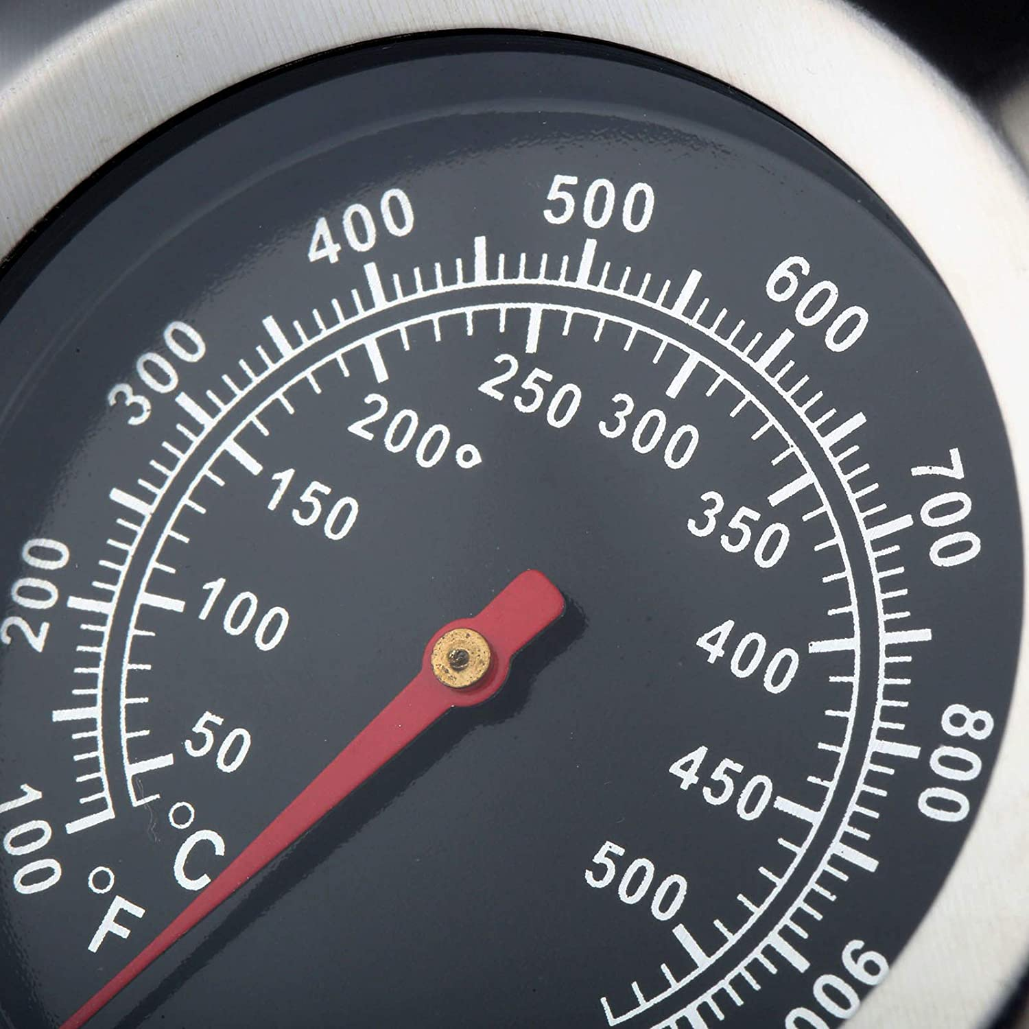Close-up van een zwarte grillthermometer. Rode naald geeft temperatuur aan.
