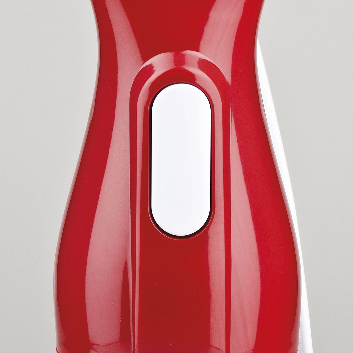 Detail eines rot-weißen Handmixers mit weißer Taste.
