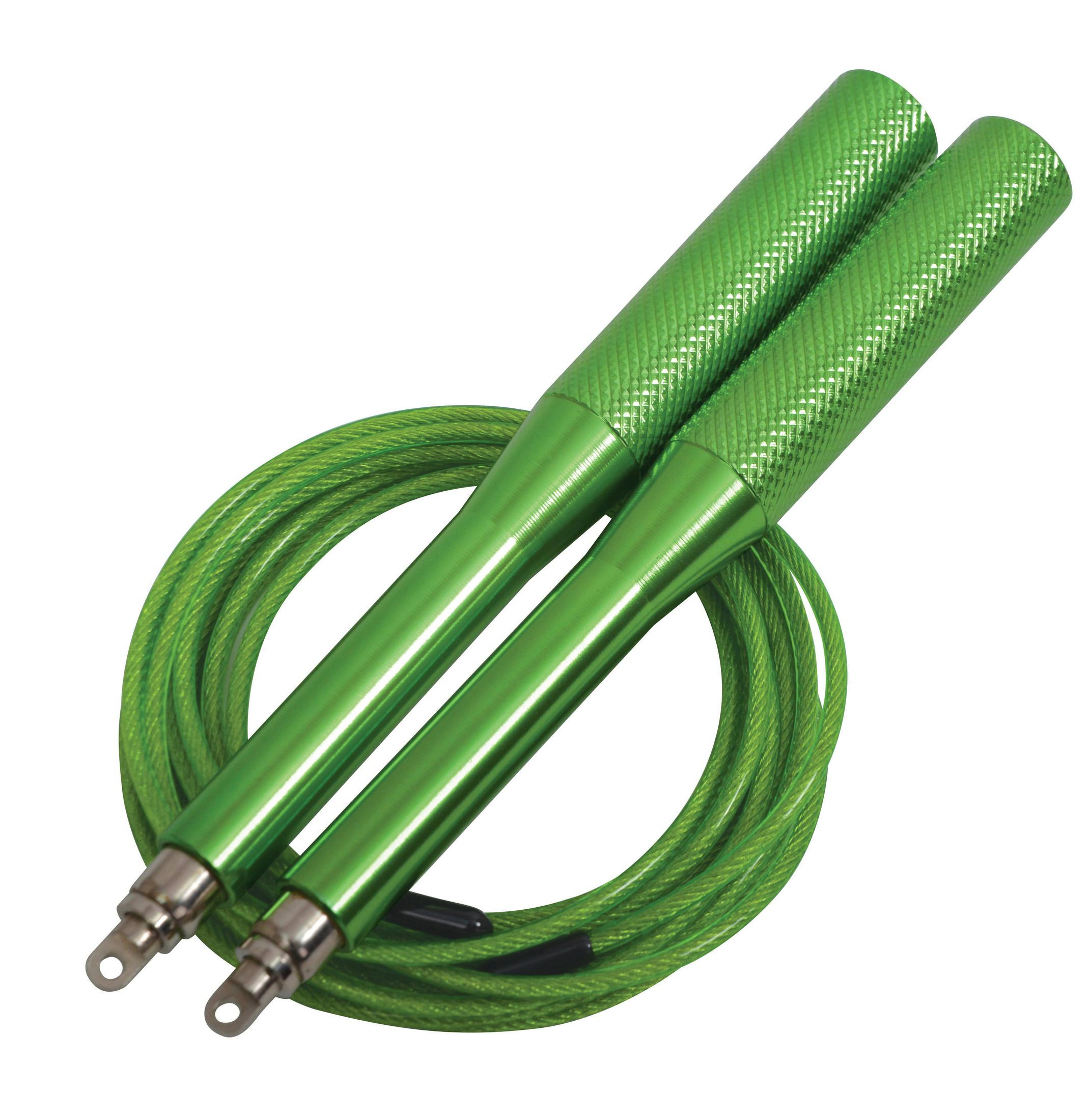 Corda per saltare verde con manici verdi. Due manici verdi e una corda verde. Sfondo bianco.