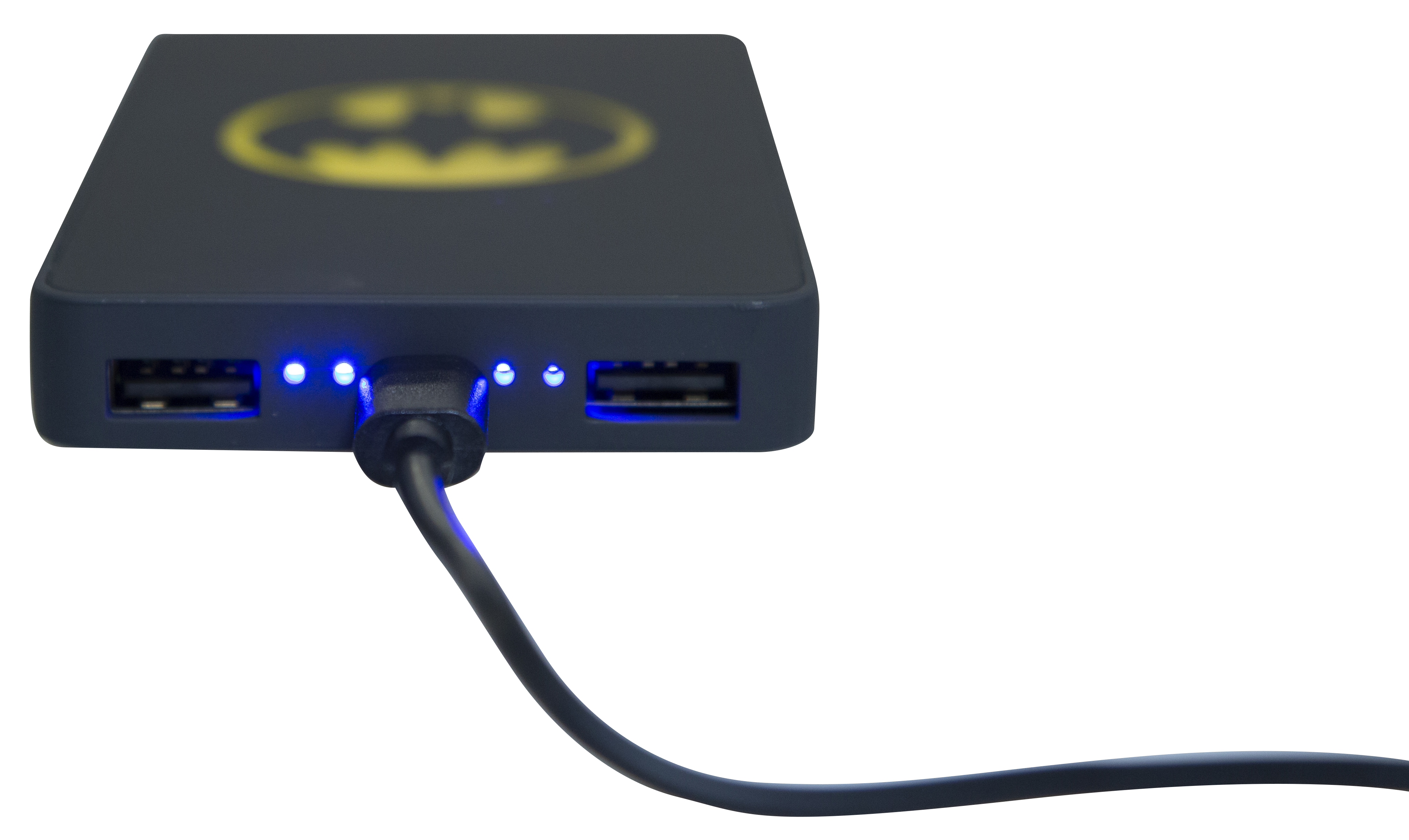 Un power bank negro con logo de Batman y cables de carga. Puertos de carga visibles.
