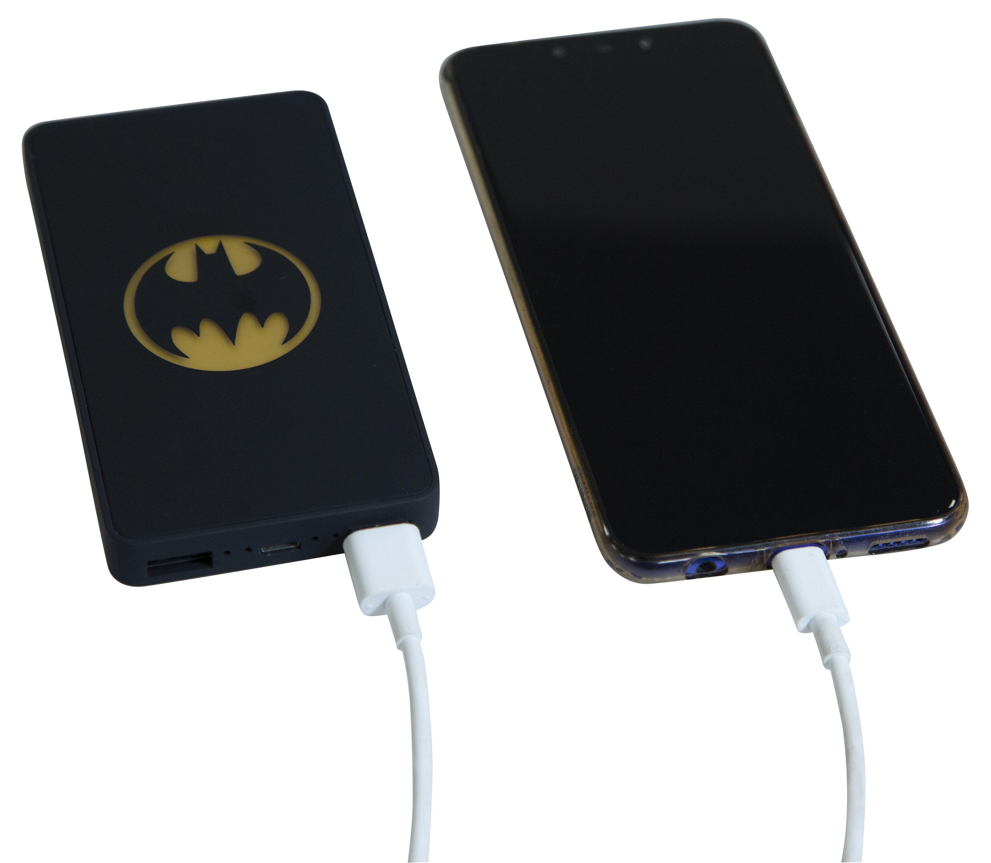 Batería externa negra de Batman cargando un teléfono con cable blanco.