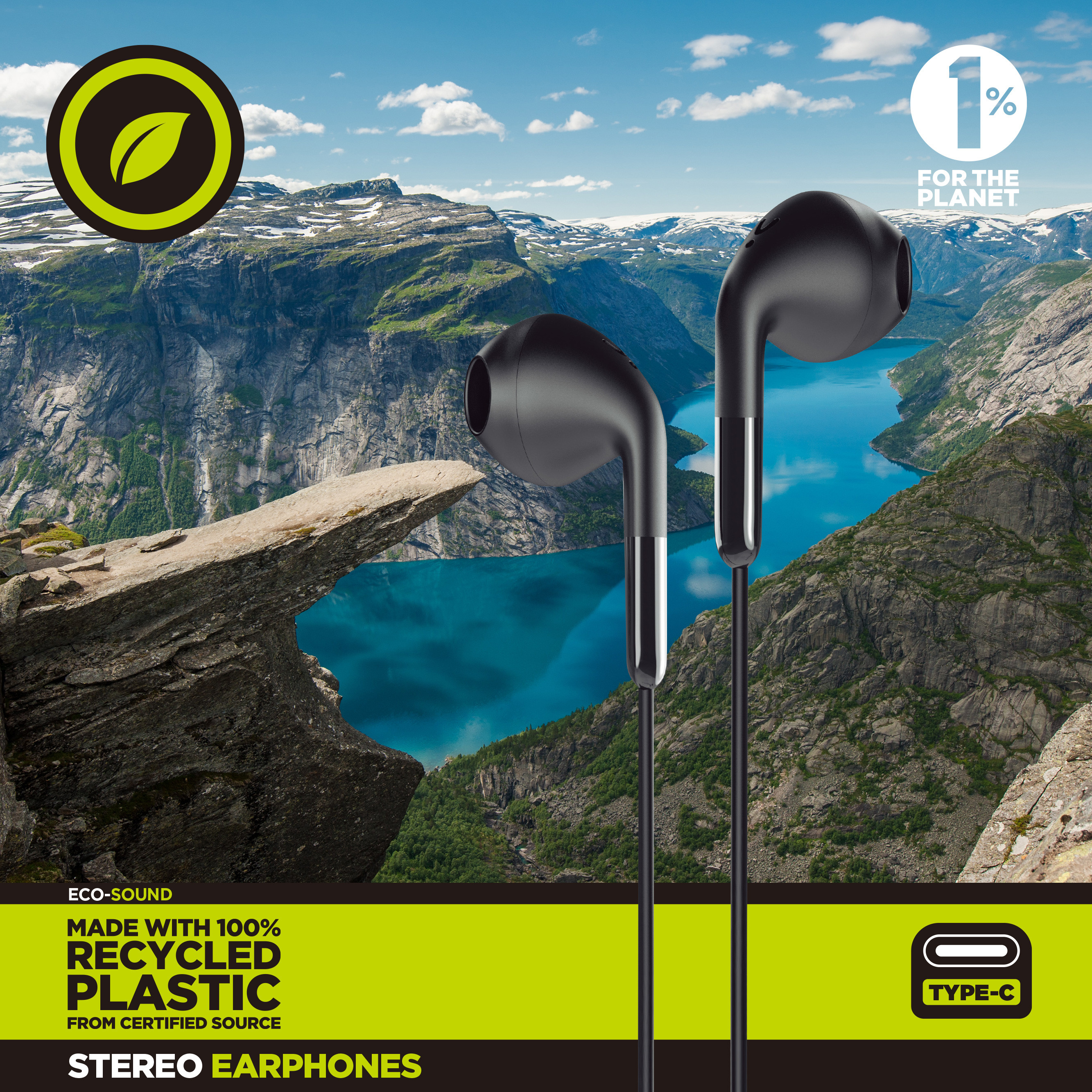 Auricolari neri su sfondo montano, con etichette eco-sound e plastica riciclata.