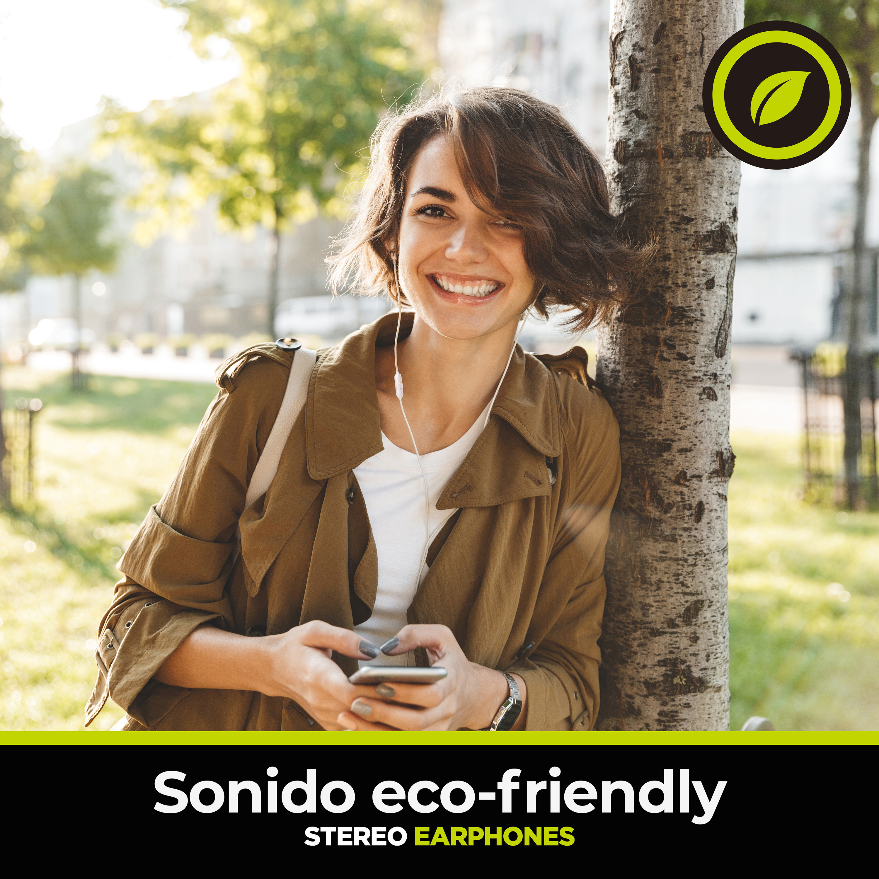 Una donna con auricolari sorride. Testo: 'Sonido eco-friendly'. Logo foglia verde in alto a destra.