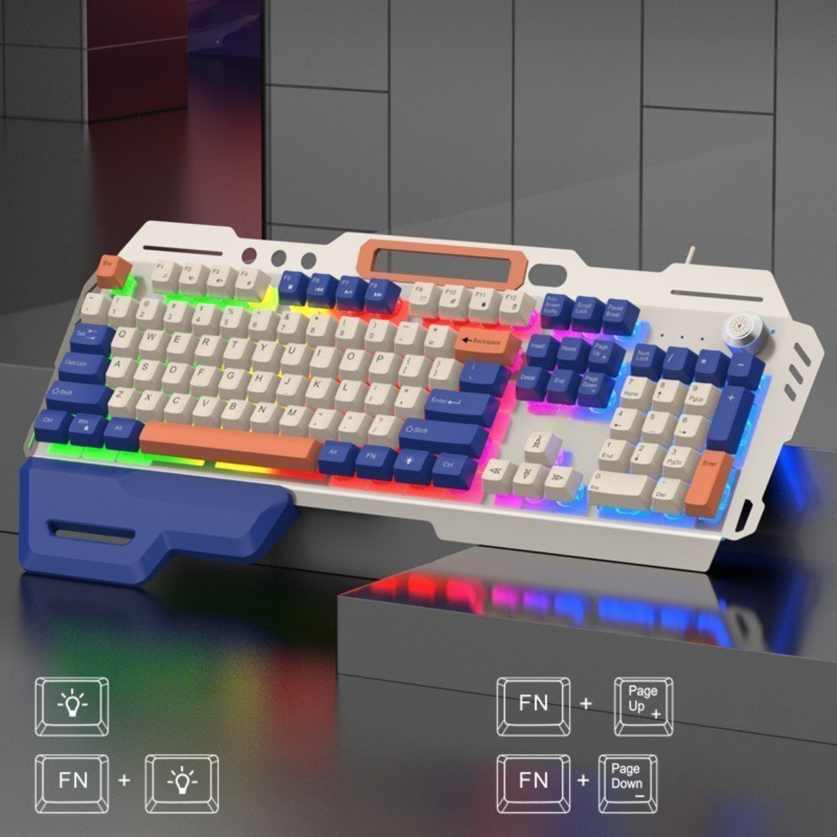 Eine weiße und blaue mechanische Tastatur mit farbigen, hintergrundbeleuchteten Tasten und einer blauen Handballenauflage.