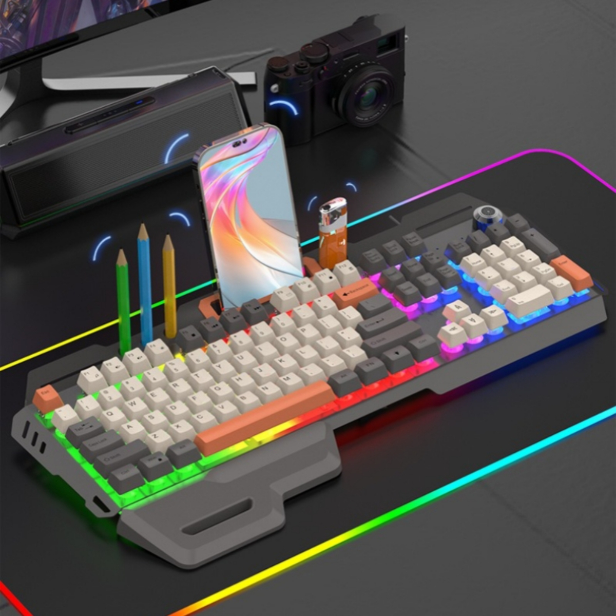 Gaming-Tastatur mit Lichtern. Enthält Bleistifte, ein Telefon, eine Kamera und ein Feuerzeug auf einem Mauspads.
