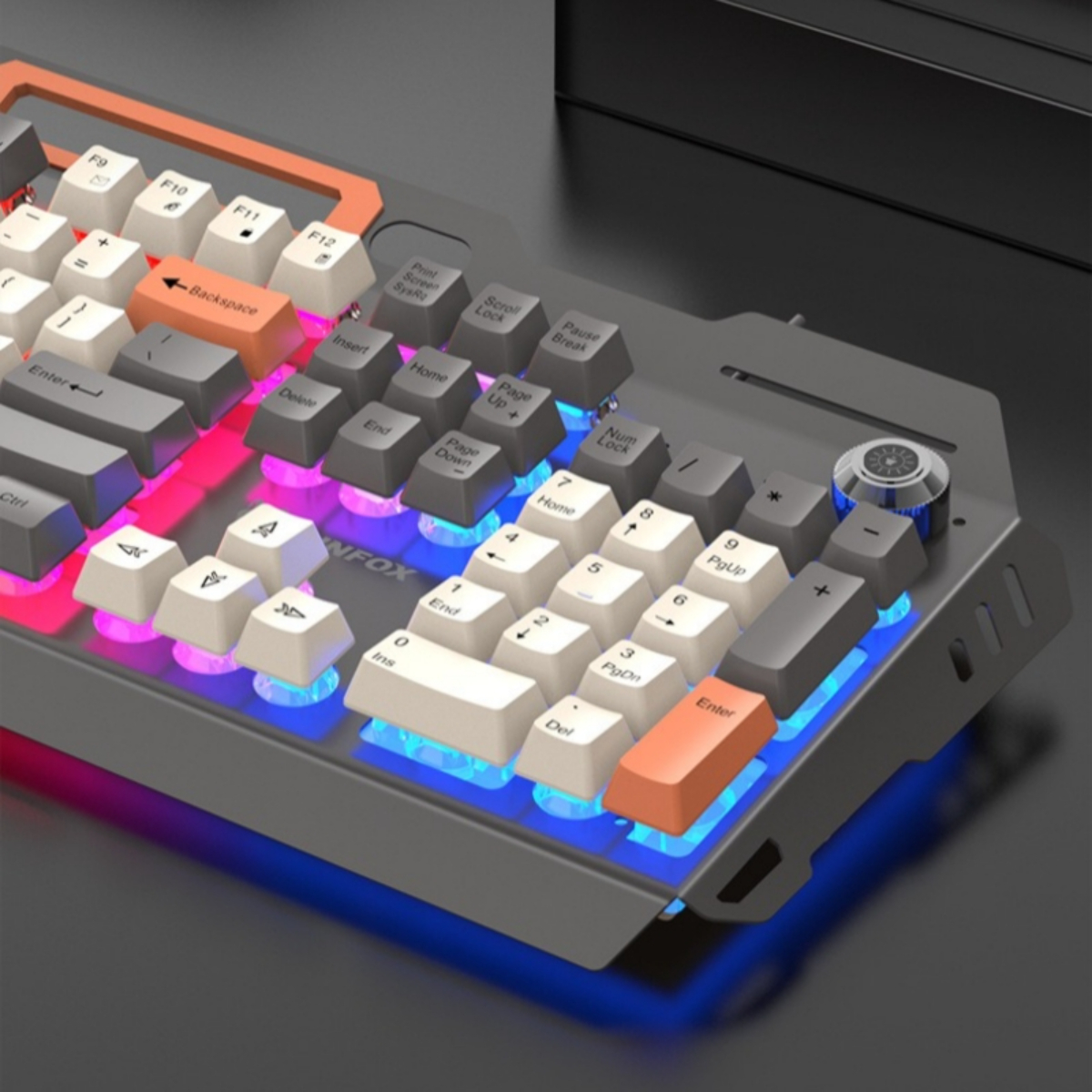 Gaming-Tastatur. Weiße, orange und graue Tasten mit RGB-Beleuchtung. Winkelansicht.