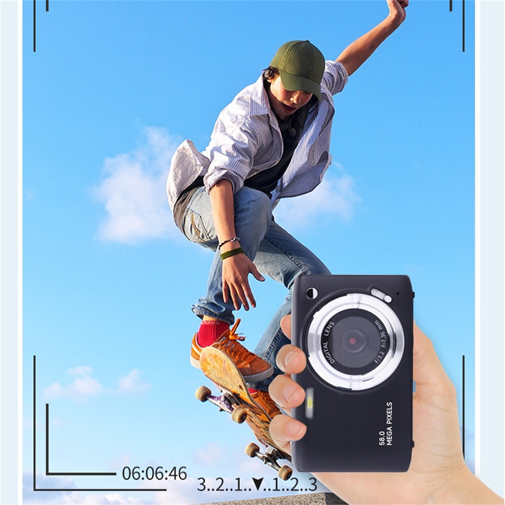 Eine Person auf einem Skateboard mit einer Kamera in der Hand, vor blauem Himmel aufgenommen.