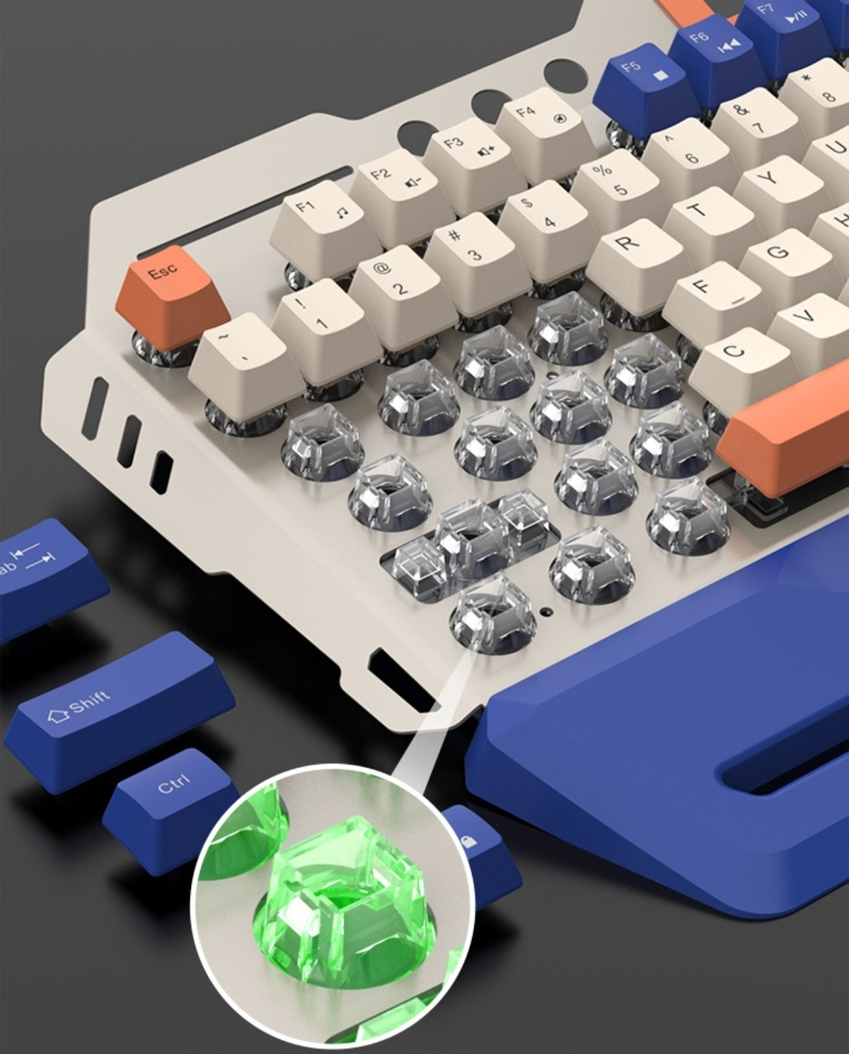 Mechanische Tastatur mit weißen und blauen Tasten und durchsichtigen, juwelenartigen Kappen, sowie blauer Basis.