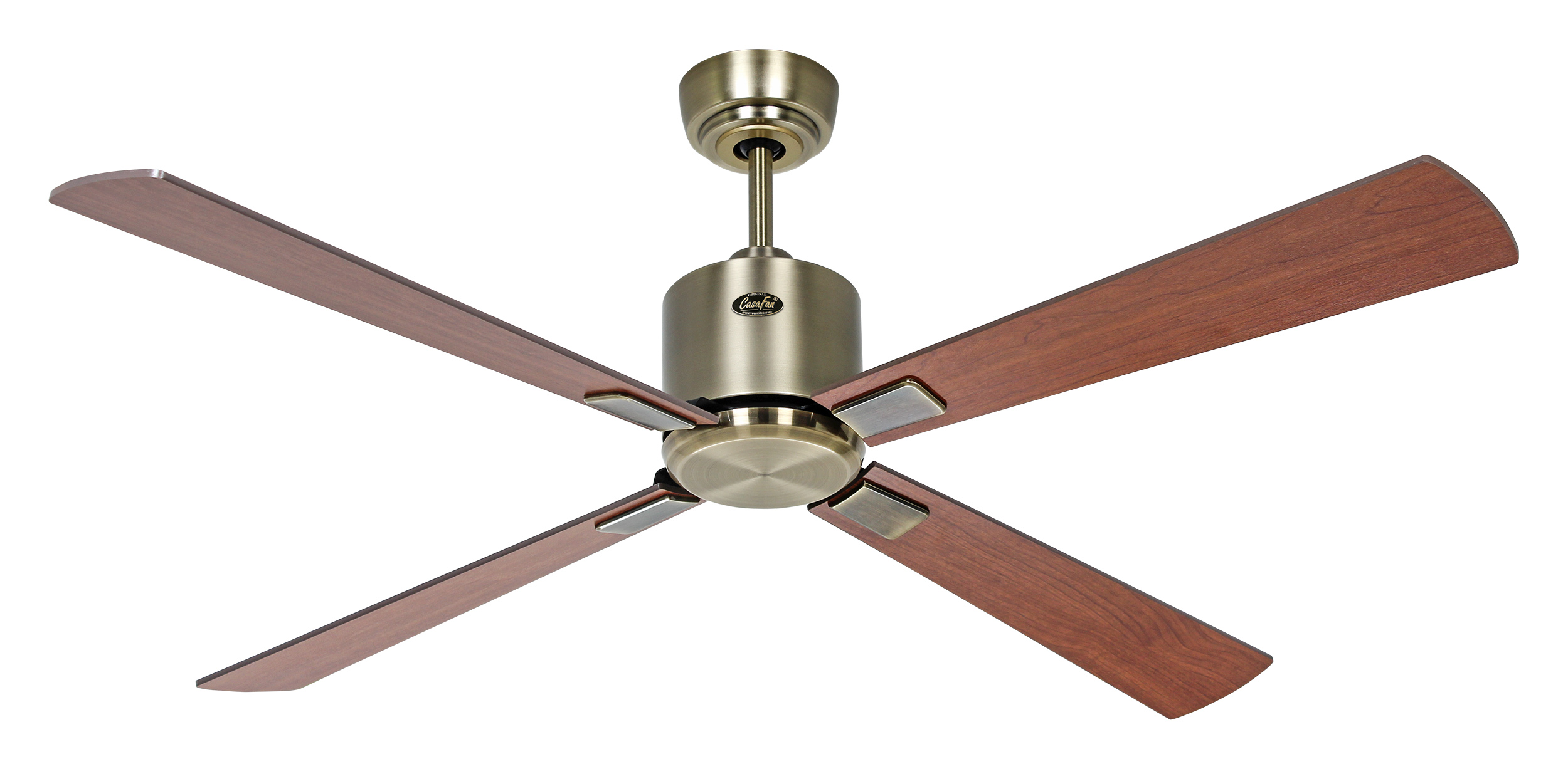 Ventilatore a soffitto con quattro pale in legno e un motore color bronzo. Sfondo bianco.