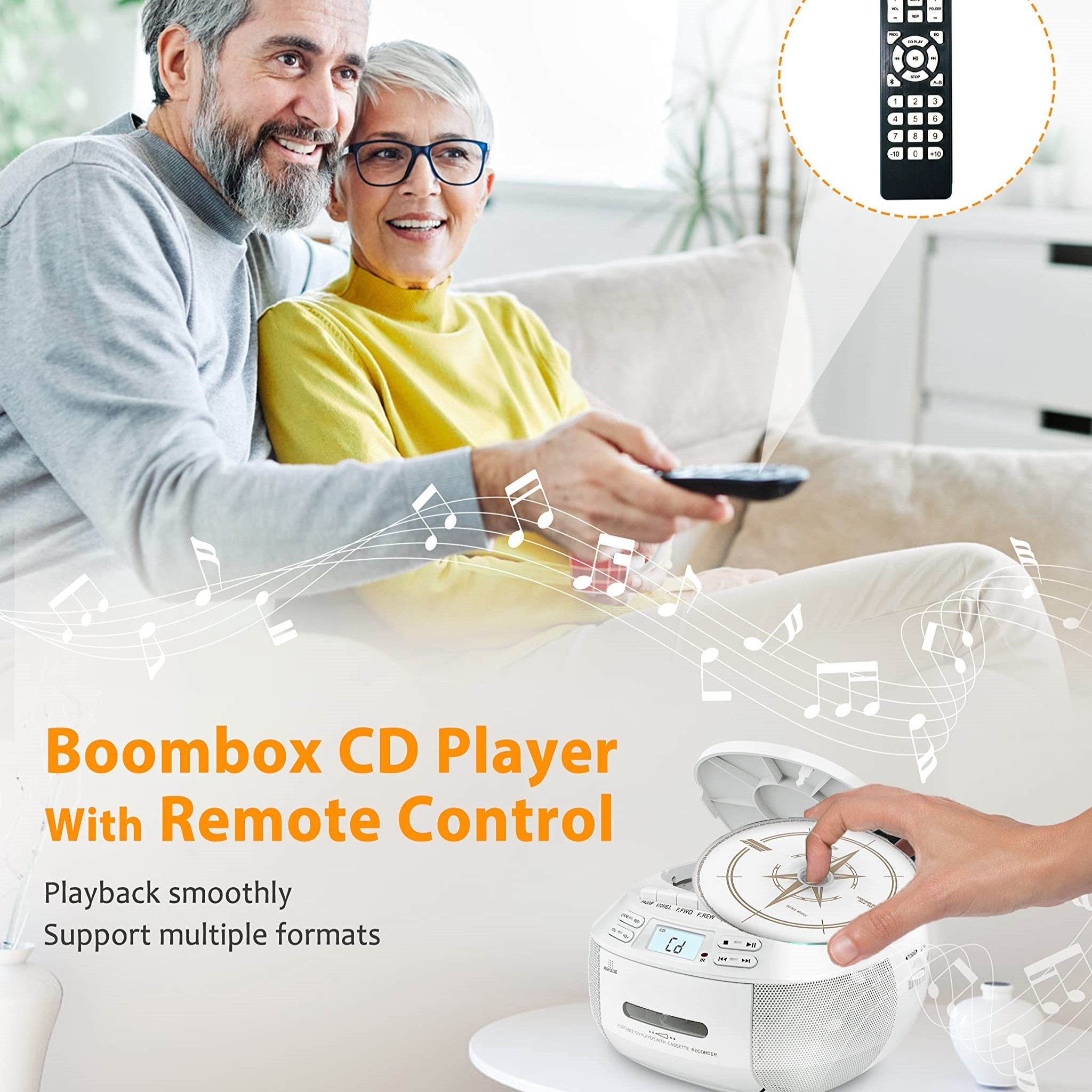 Älteres Ehepaar hört Musik von einer Boombox. Eine Fernbedienung ist ebenfalls sichtbar.
