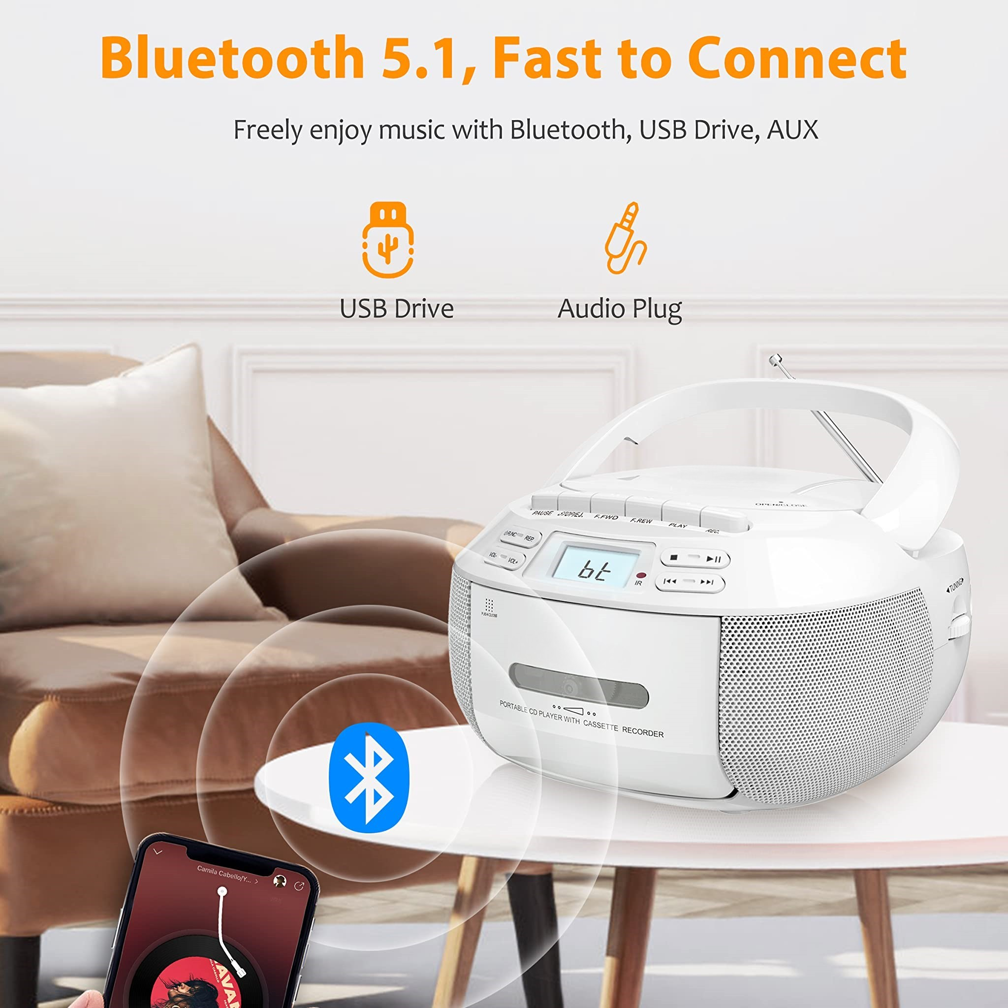 Weißer tragbarer CD-Player mit Bluetooth-Symbol auf einem Tisch.