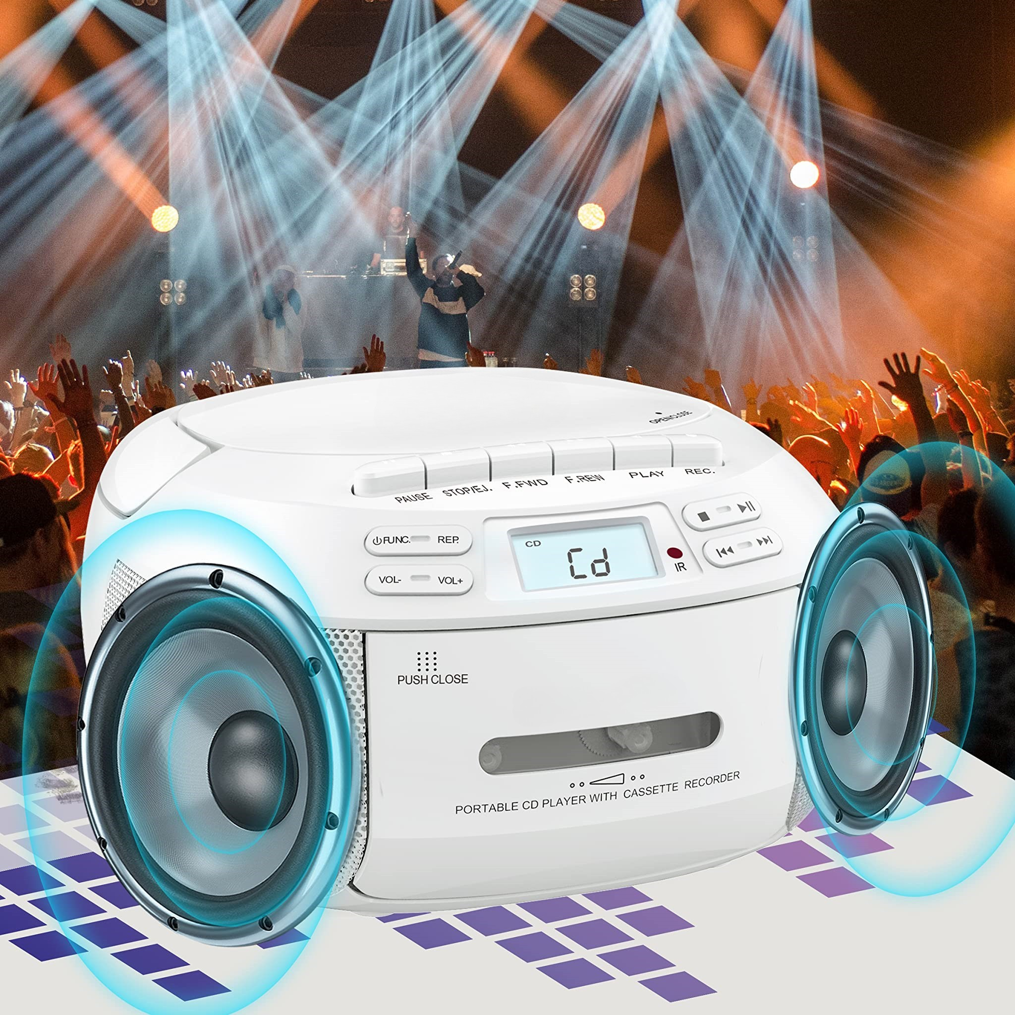 Weiße Boombox spielt Musik. Publikum im Hintergrund. Blaues Licht um Lautsprecher.