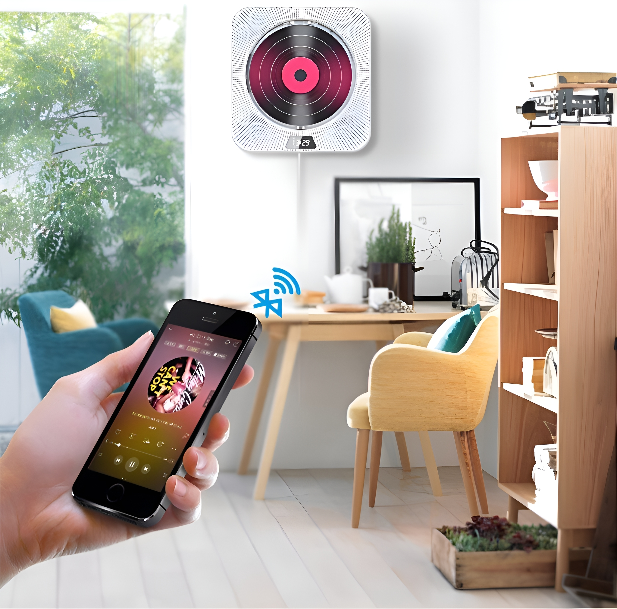 Hand, die Telefon hält, streamt Musik zu einem Wand-CD-Player.