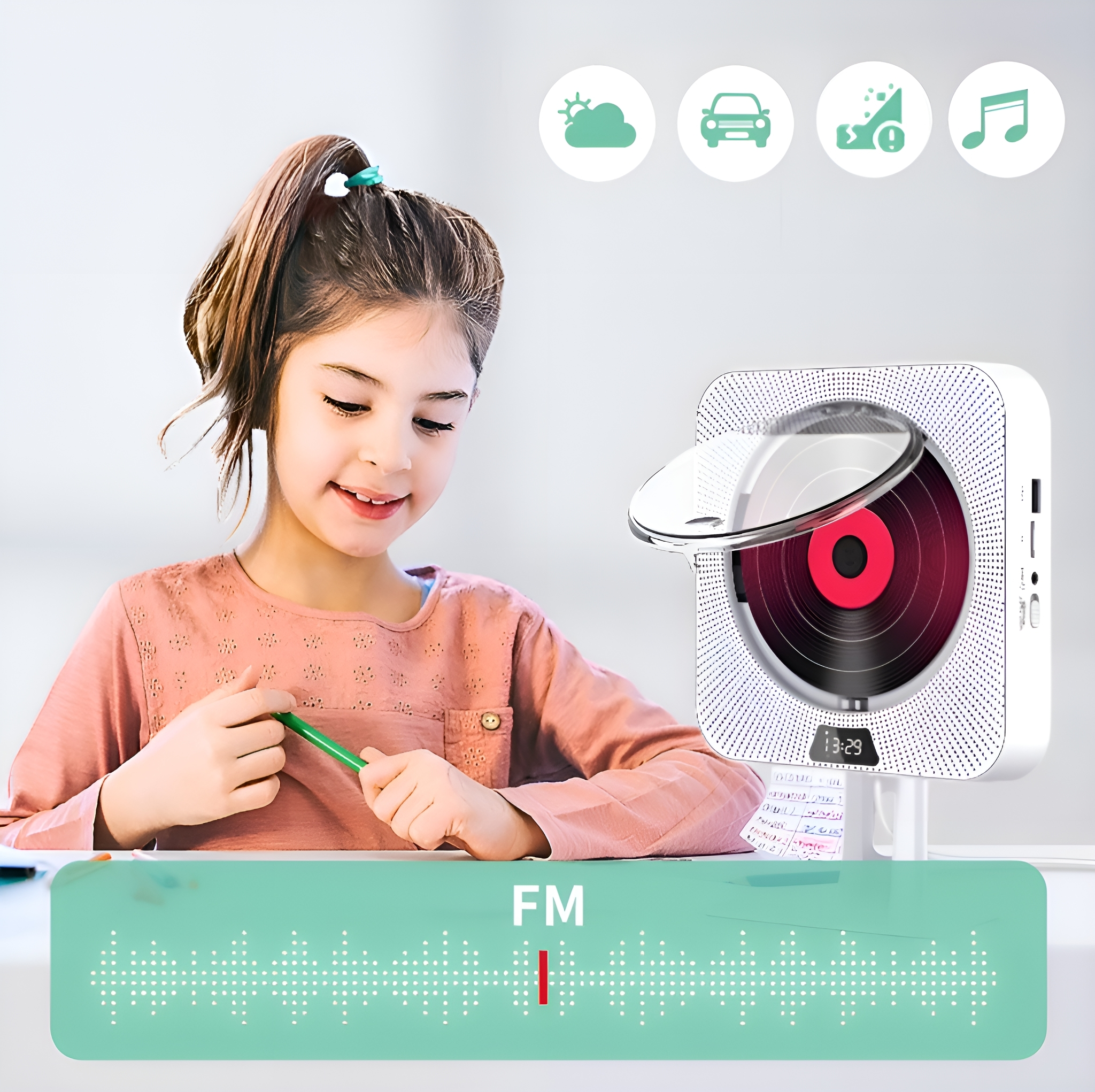Ein Mädchen mit einem grünen Stift lächelt einen CD-Player mit einer roten Scheibe auf dem weißen Tisch an.