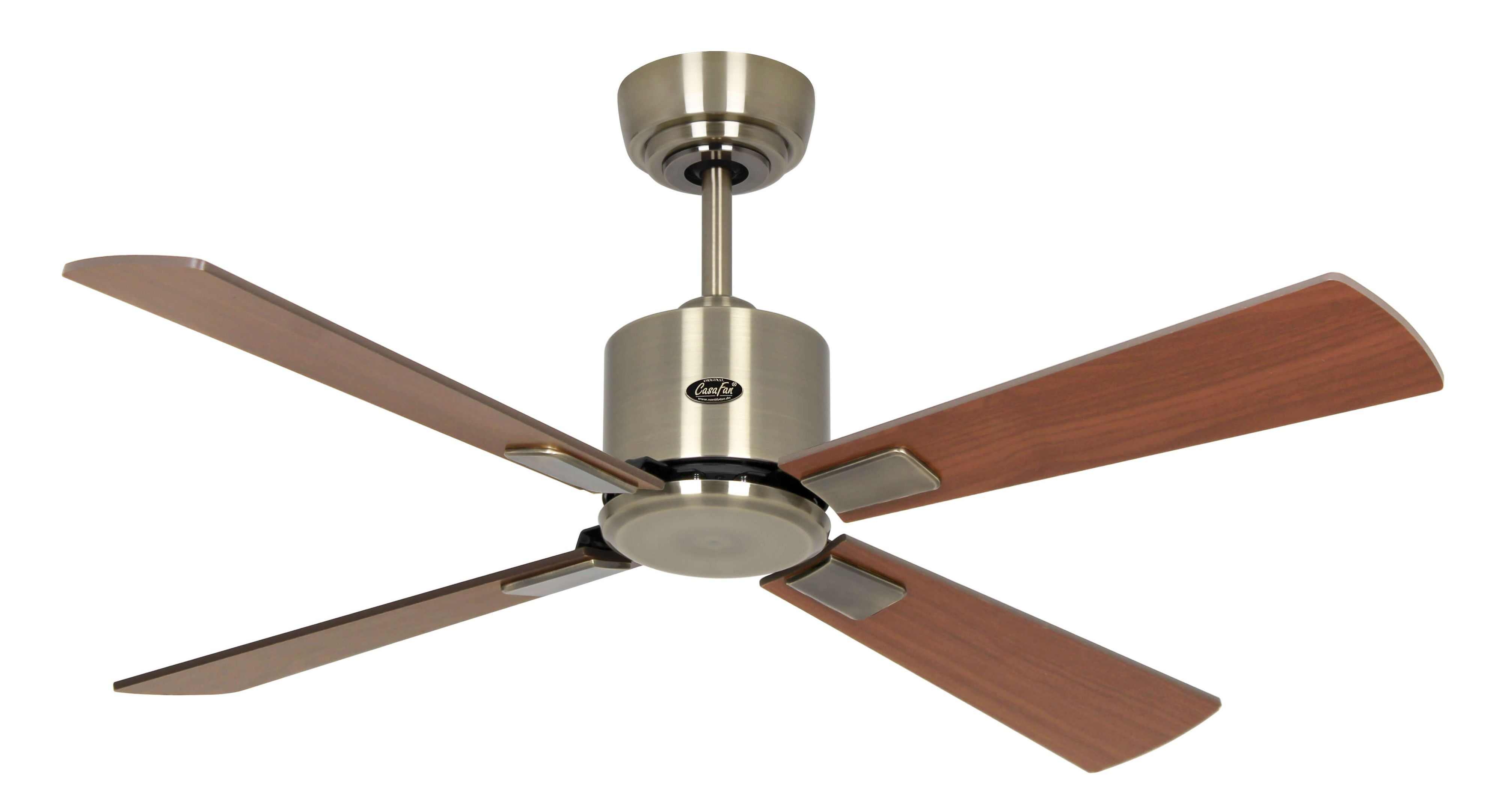 Deckenventilator mit vier holzähnlichen Flügeln und Metallgehäuse, auf weißem Hintergrund.