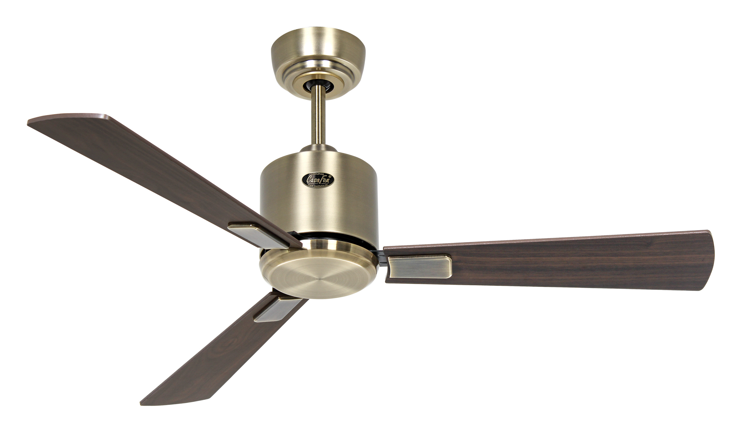 Deckenventilator mit 3 braunen Flügeln und einem goldfarbenen Motor. Isoliert auf weißem Hintergrund.