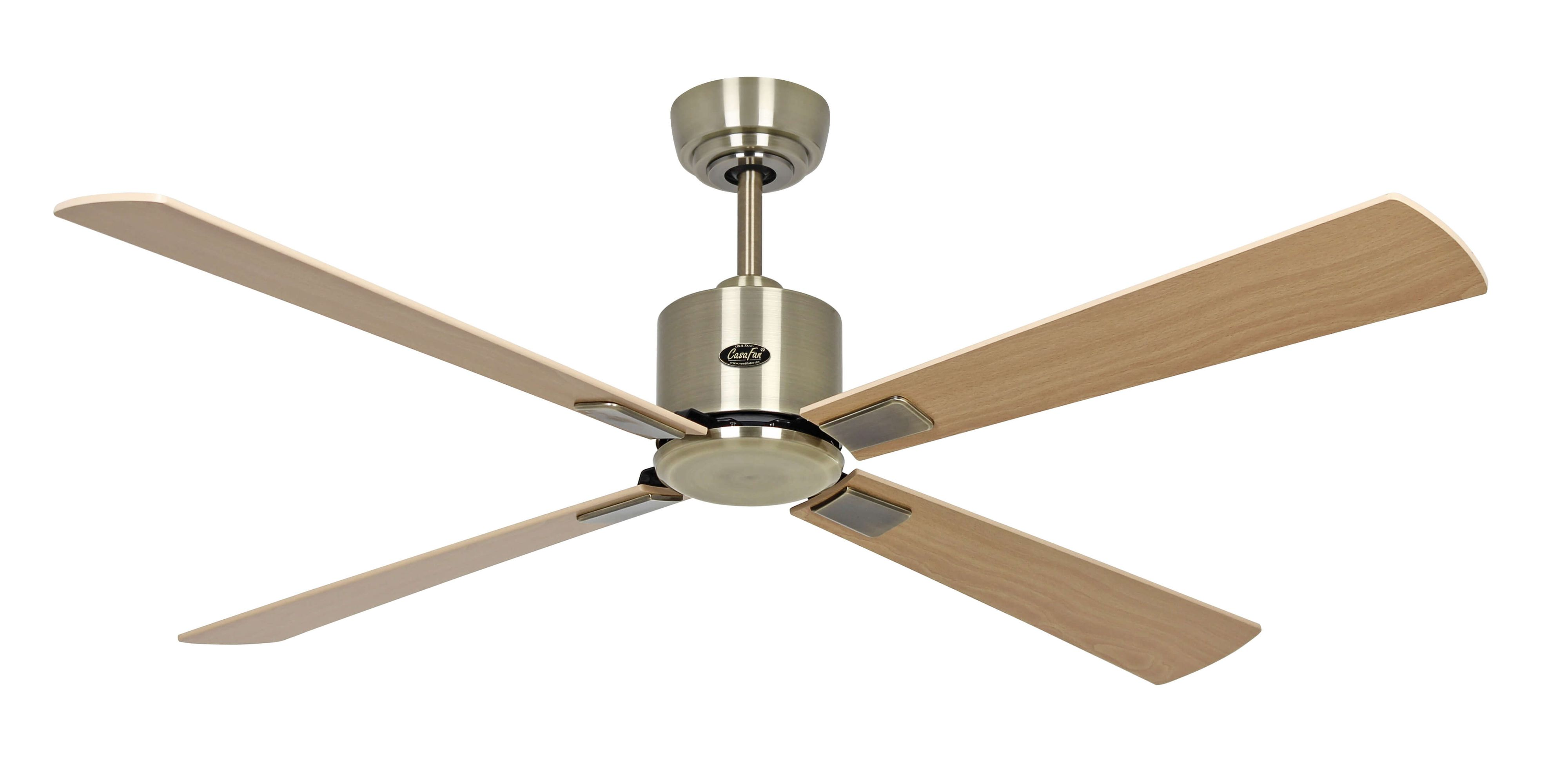 Ein Deckenventilator mit vier Holzblättern und einem Metallfuß vor weißem Hintergrund.
