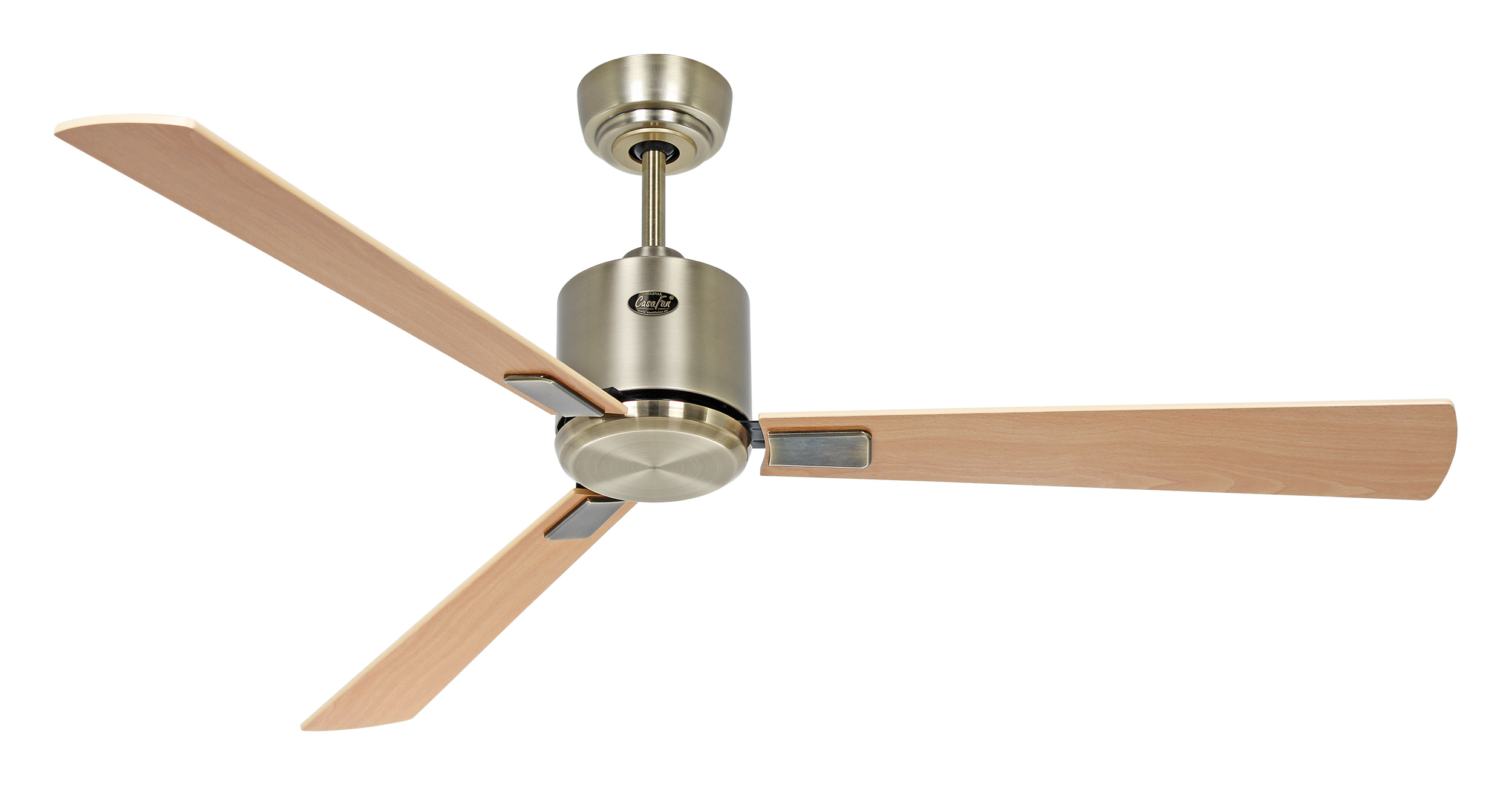 Ein Deckenventilator mit drei Holzflügeln und gebürsteter Metalloberfläche.
