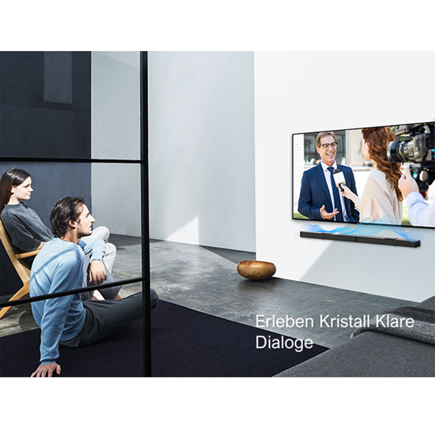 Menschen, die fernsehen. TV zeigt zwei Personen, die sich in einem Set unterhalten. Text: 'Erleben Kristall Klare Dialoge'.