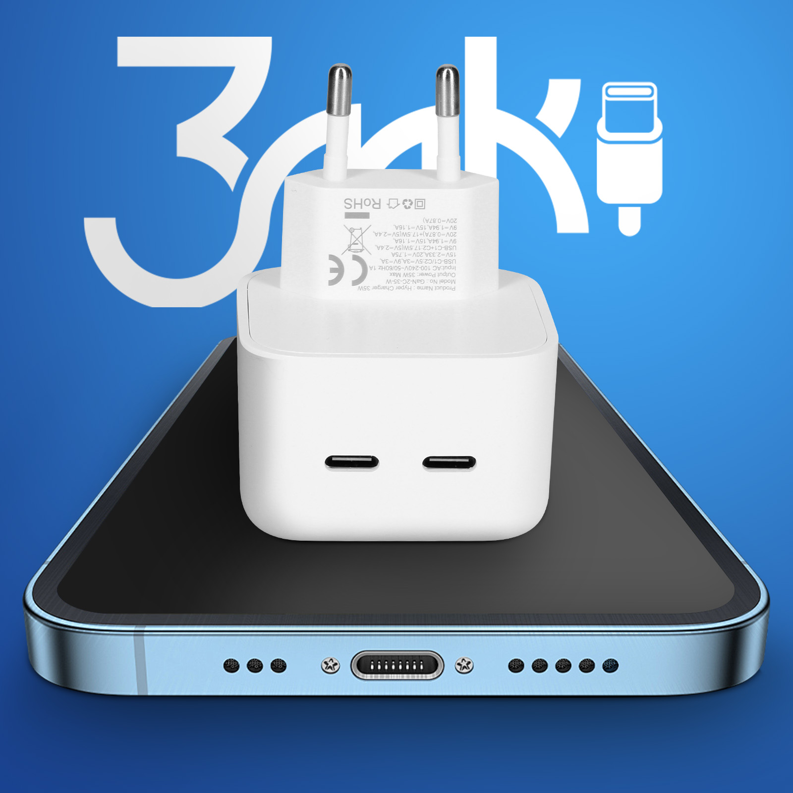 Un adattatore di ricarica bianco con due porte USB-C, appoggiato su un telefono, sfondo blu.