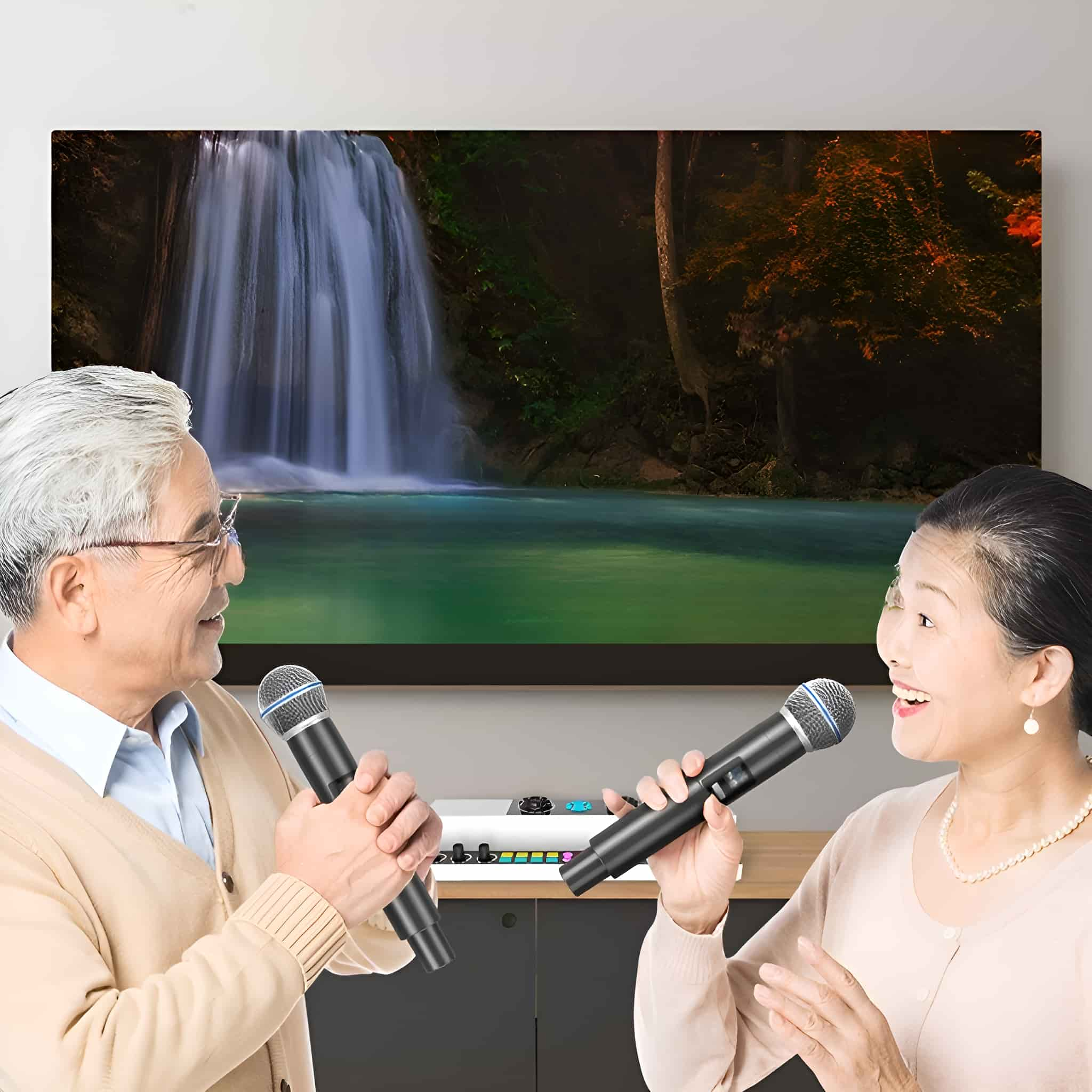 Zwei Personen singen in Mikrofone vor einer Wasserfallszene.