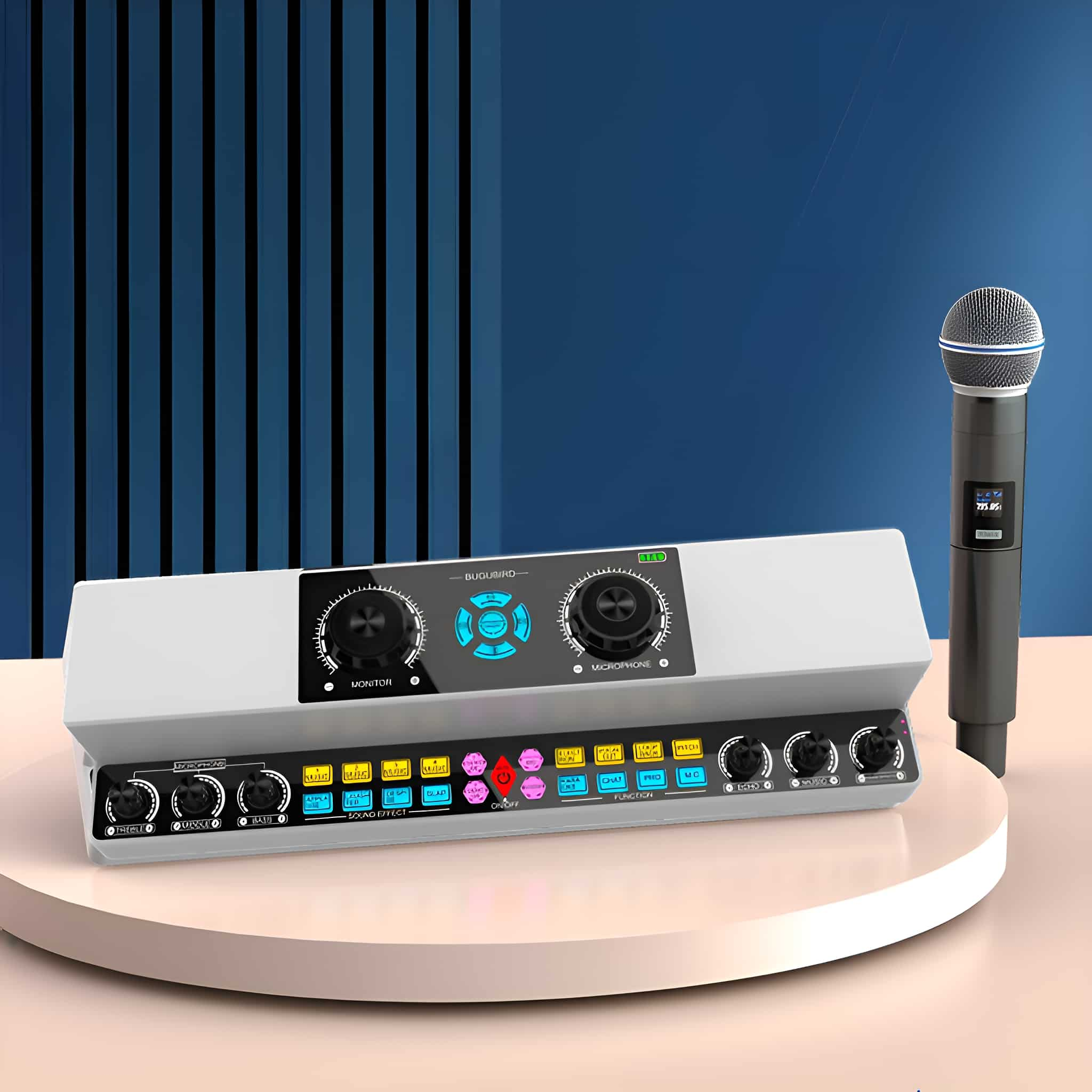 Weiße Karaoke-Maschine mit Mikrofon, Knöpfen und Reglern, auf blauem Hintergrund.