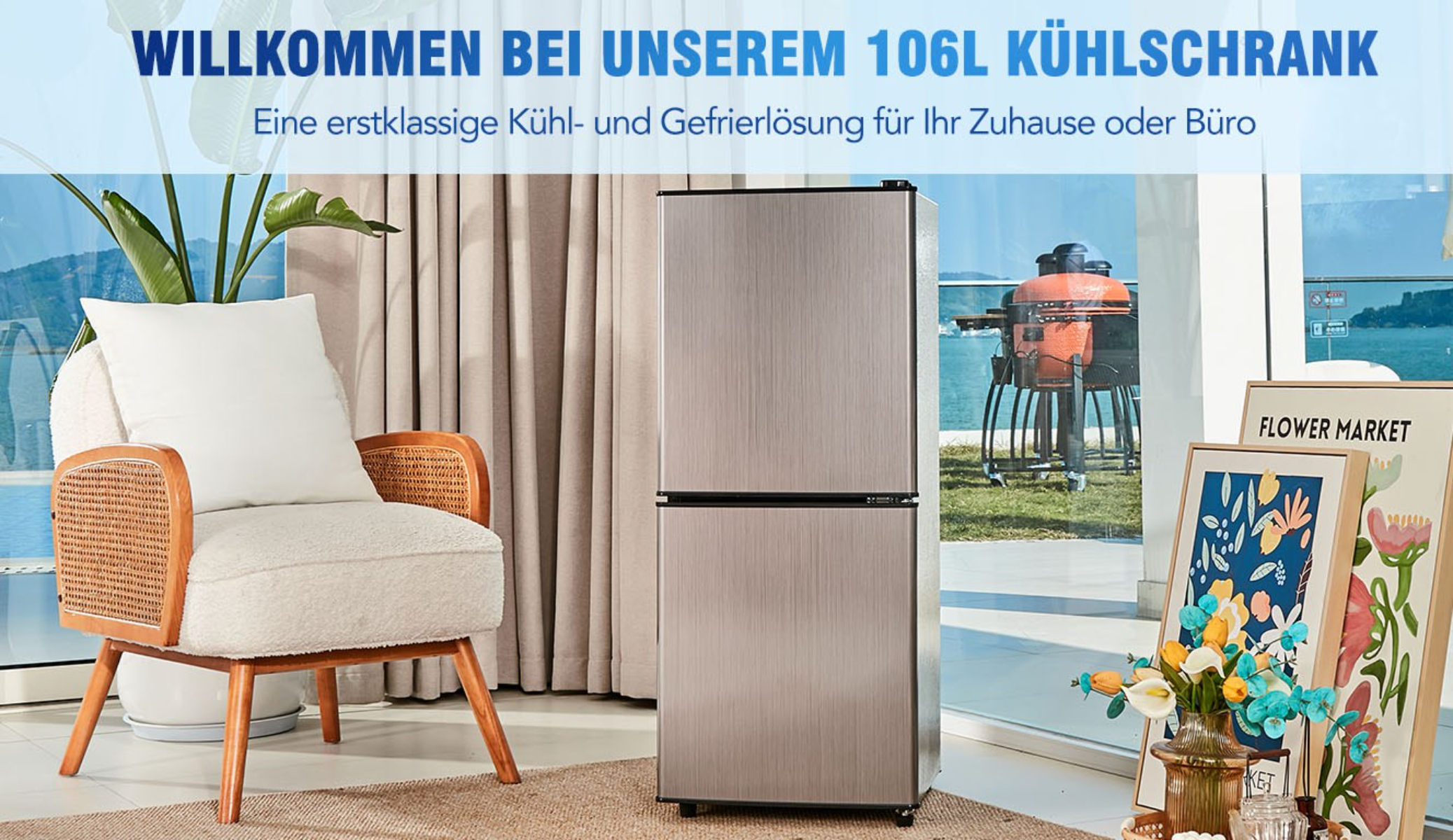 Ein silberner Kühlschrank mit Edelstahloptik. Er befindet sich in einem Raum mit Möbeln und Dekoration.