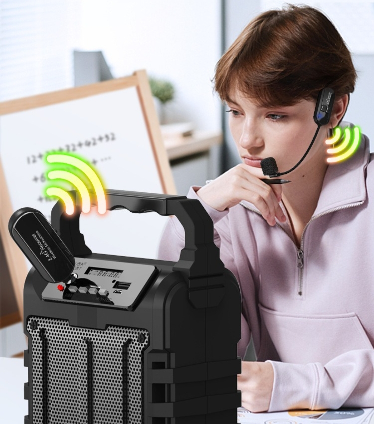 Eine Frau mit Headset und Mikrofon steht neben einem Lautsprecher, im Hintergrund eine Tafel.