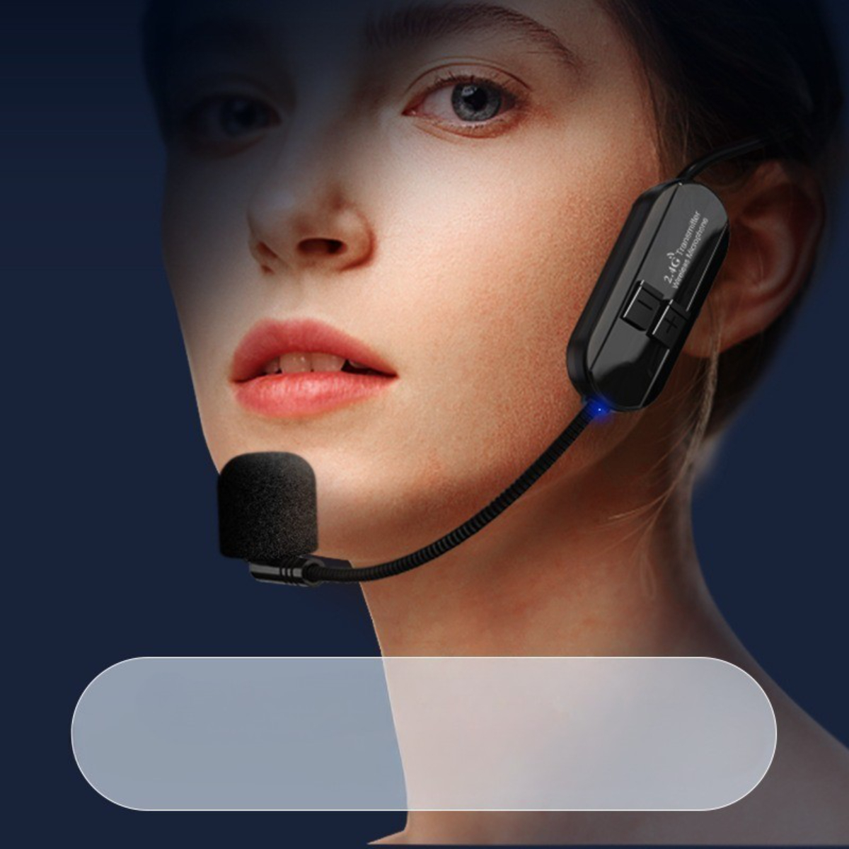 Frau mit Headset-Mikrofon. Schwarzes Mikrofon und Kabel, Hautton.