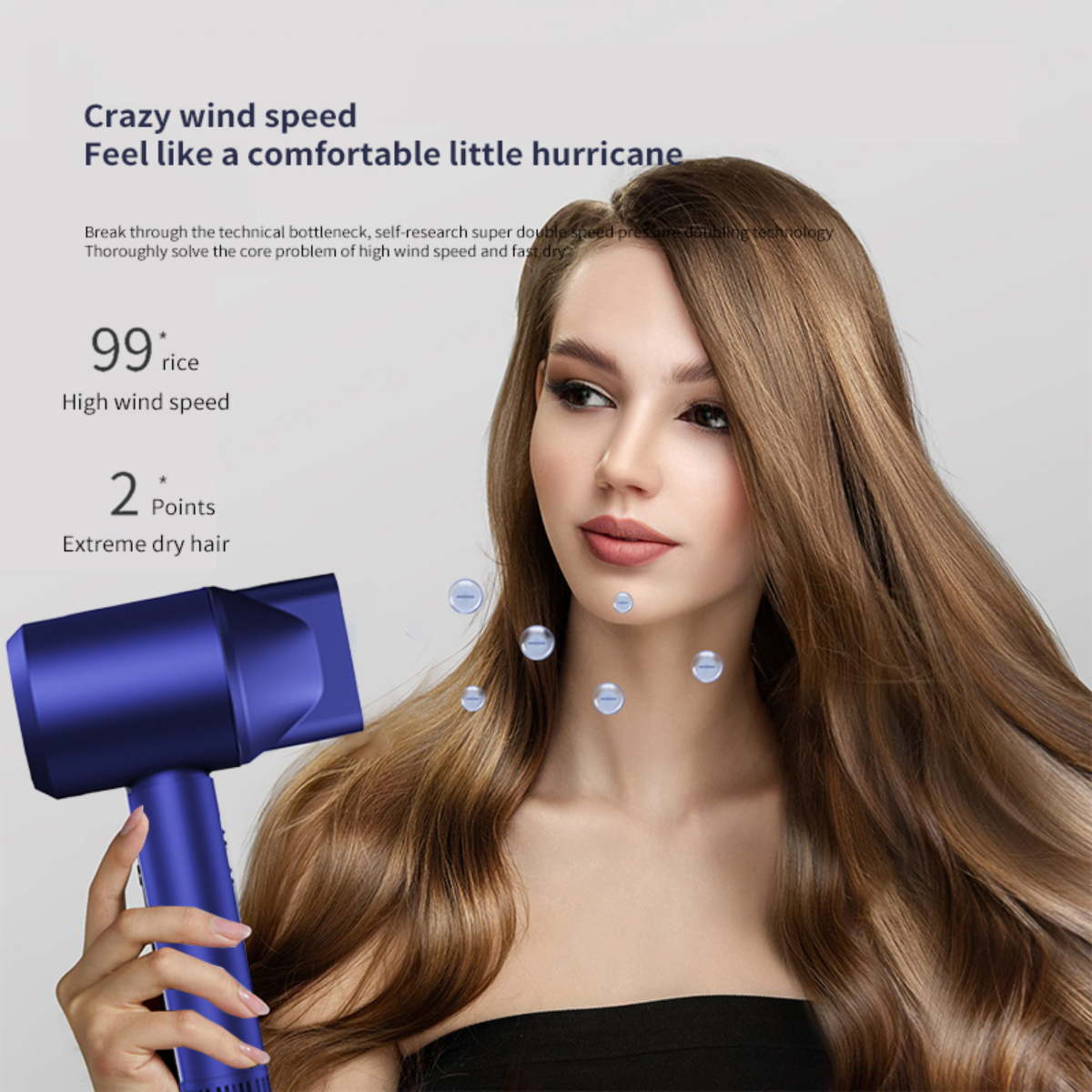 Eine Frau mit langen braunen Haaren benutzt einen blauen Fön. Text über das Produkt ist sichtbar.