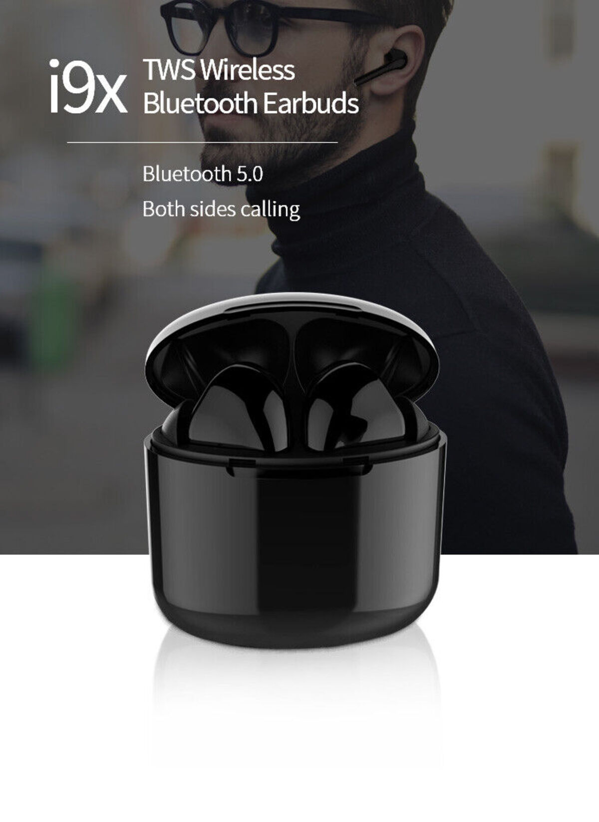 Schwarze kabellose Ohrhörer in einer Ladehülle mit einem Mann mit Brille im Hintergrund.