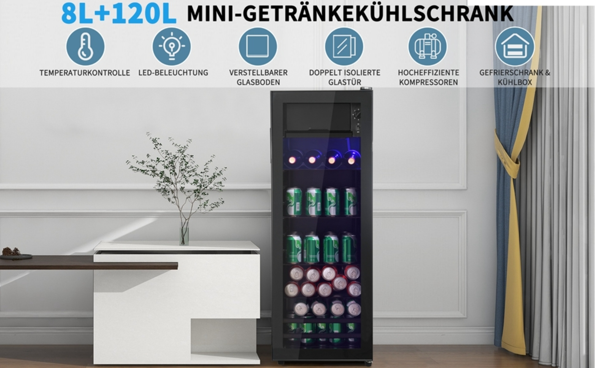 Ein schwarzer Mini-Kühlschrank mit Glastür ist mit Getränken gefüllt. Auf der linken Seite befinden sich ein weißer Tisch und eine Pflanze.