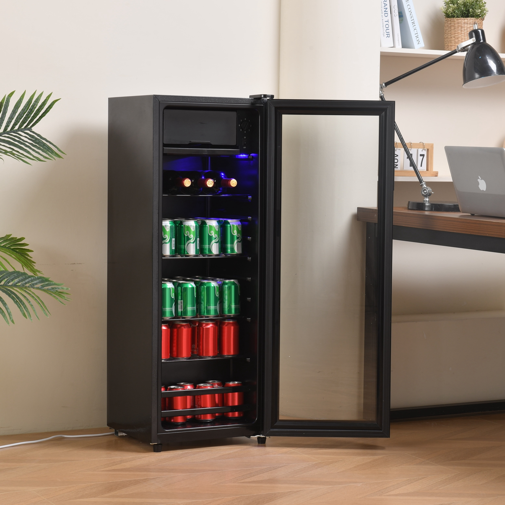 Schwarzer Mini-Kühlschrank mit Glastür, gefüllt mit Getränken und Wein. Ein Raum mit Schreibtisch im Hintergrund.